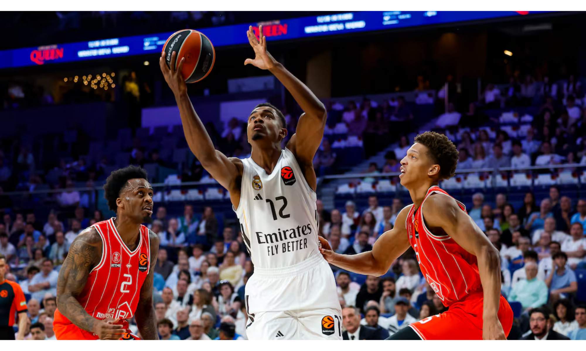 Theo Maledon, logrando encestar una canasta durante el partido de esta noche entre el Real Madrid y el Hapoel.