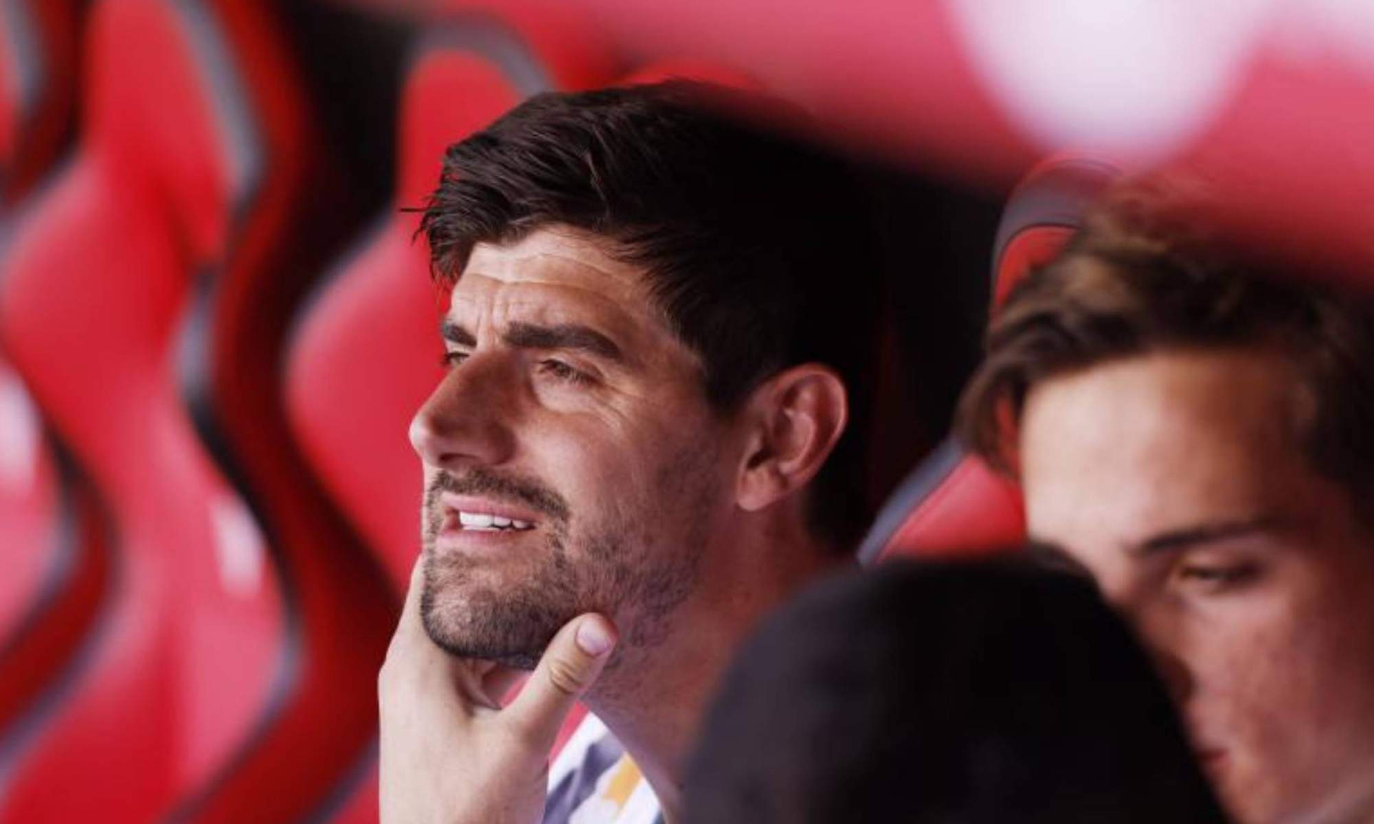 Thibaut Courtois sentado en el banquillo del Real Madrid. 