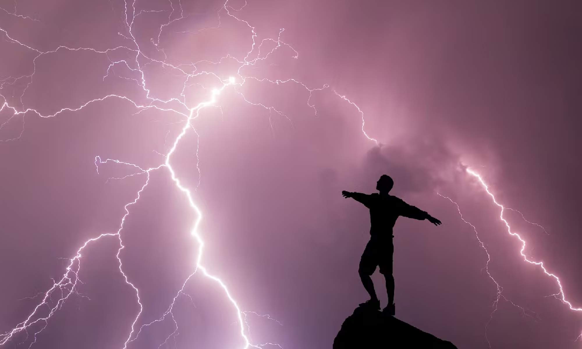 Un hombre bajo los rayos de una tormenta.