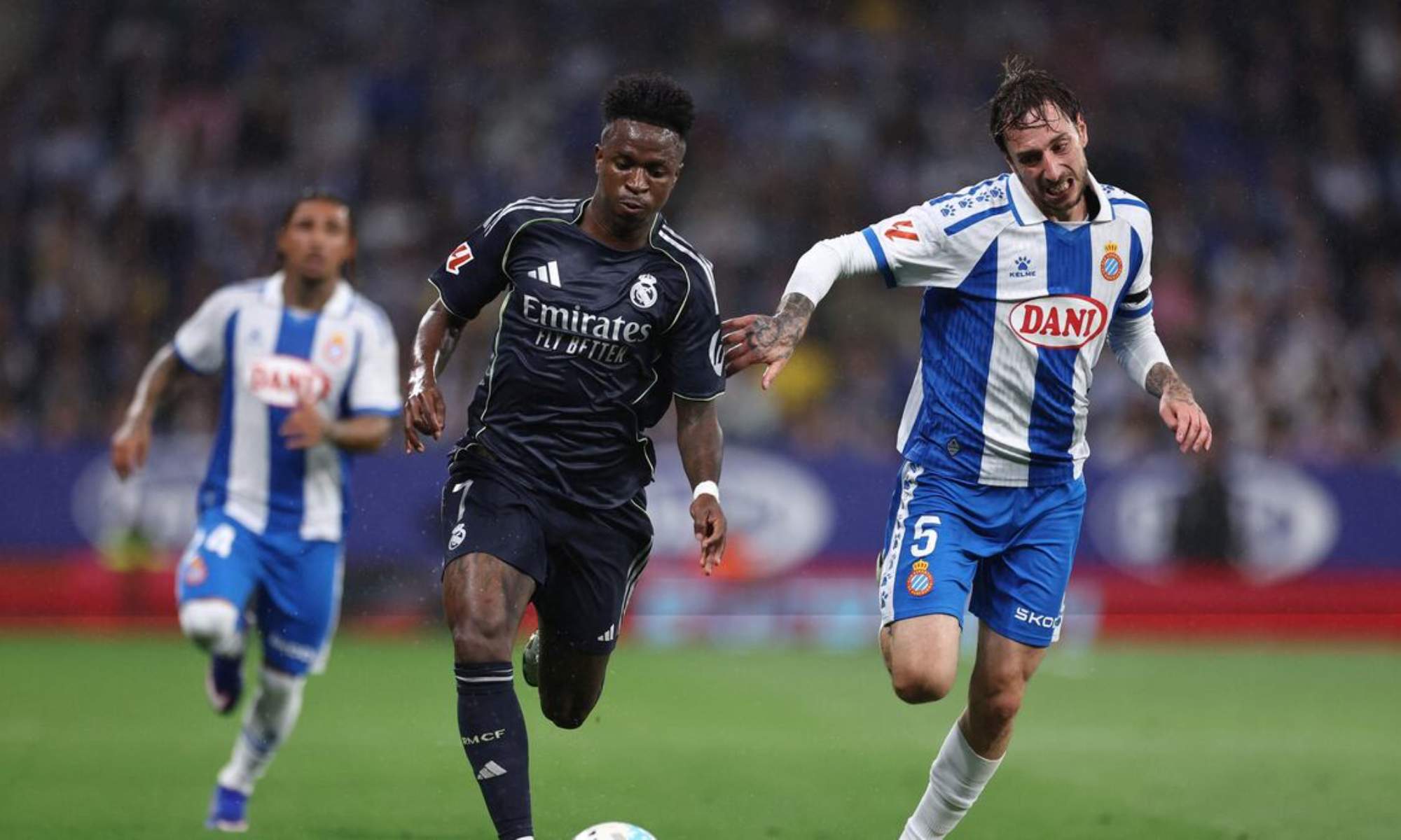 Vinicius Junior, saliendo en carrera ante el marcaje de Fernando Calero, durante el encuentro de esta noche entre el Espanyol y el Real Madrid.