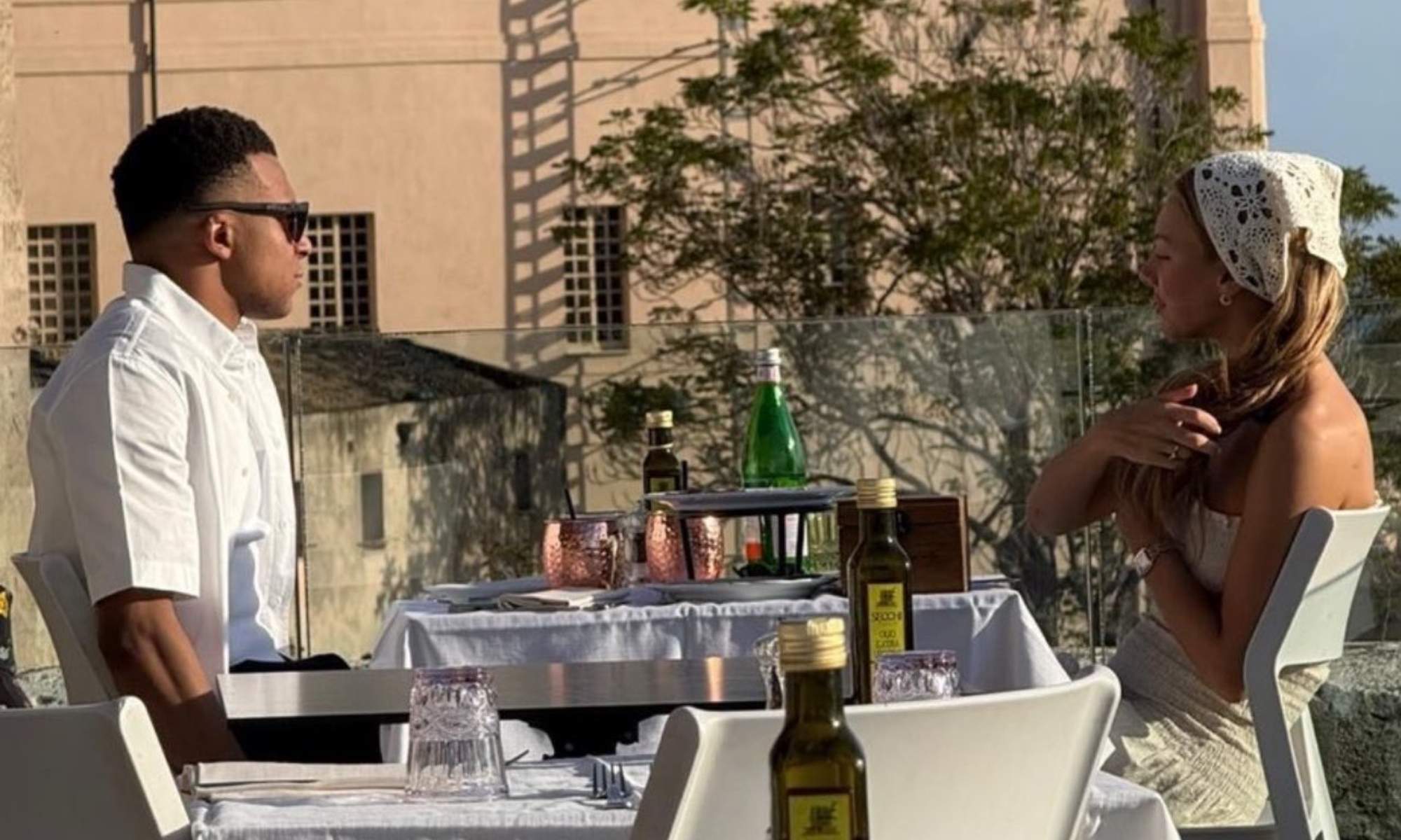 Kylian Mbappé y Ester Expósito almorzaron, durante su periplo por Italia, en un famoso restaurante de Cagliari.