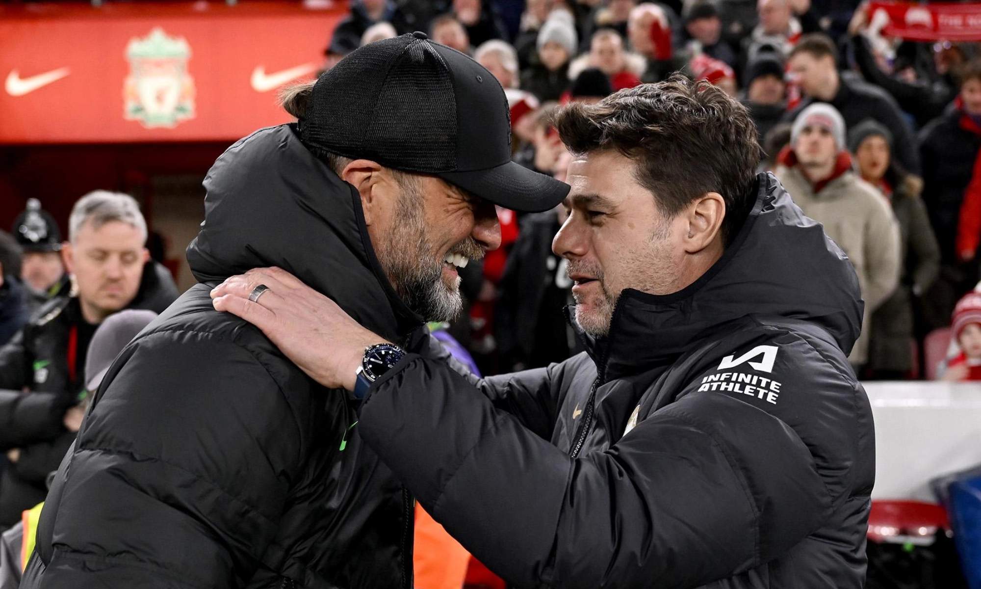 Jürgen Klopp y Mauricio Pochettino, saludándose durante un partido de hace dos años entre Liverpool y Chelsea.
