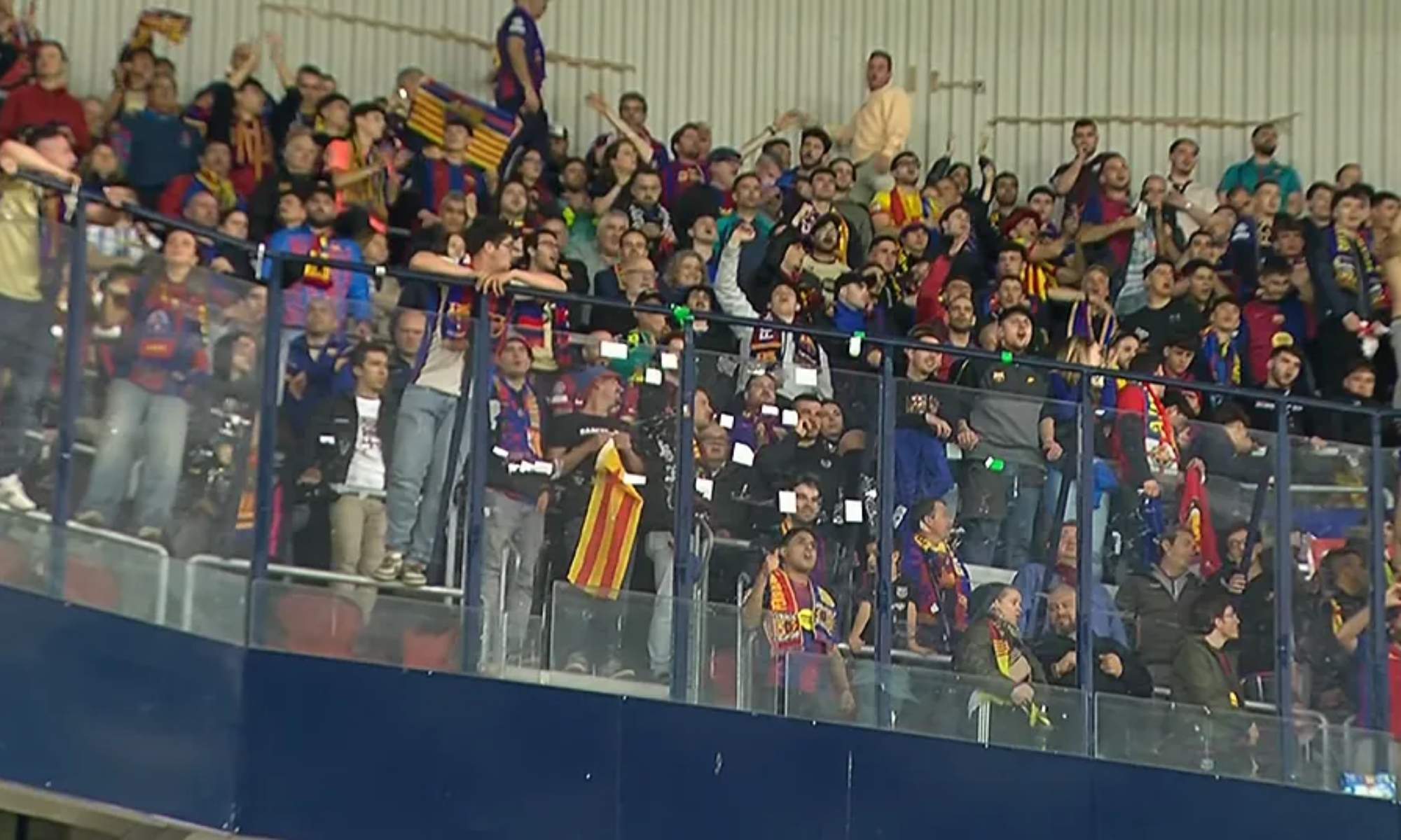 Algunos de los aficionados del Barça que se desplazaron a Pamplona para el partido contra Osasuna insultaron al Real Madrid.