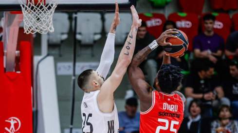 Álex Len, intentando taponar una canasta del Hapoel, durante el partido de esta tarde en el Arena Botevgrad.