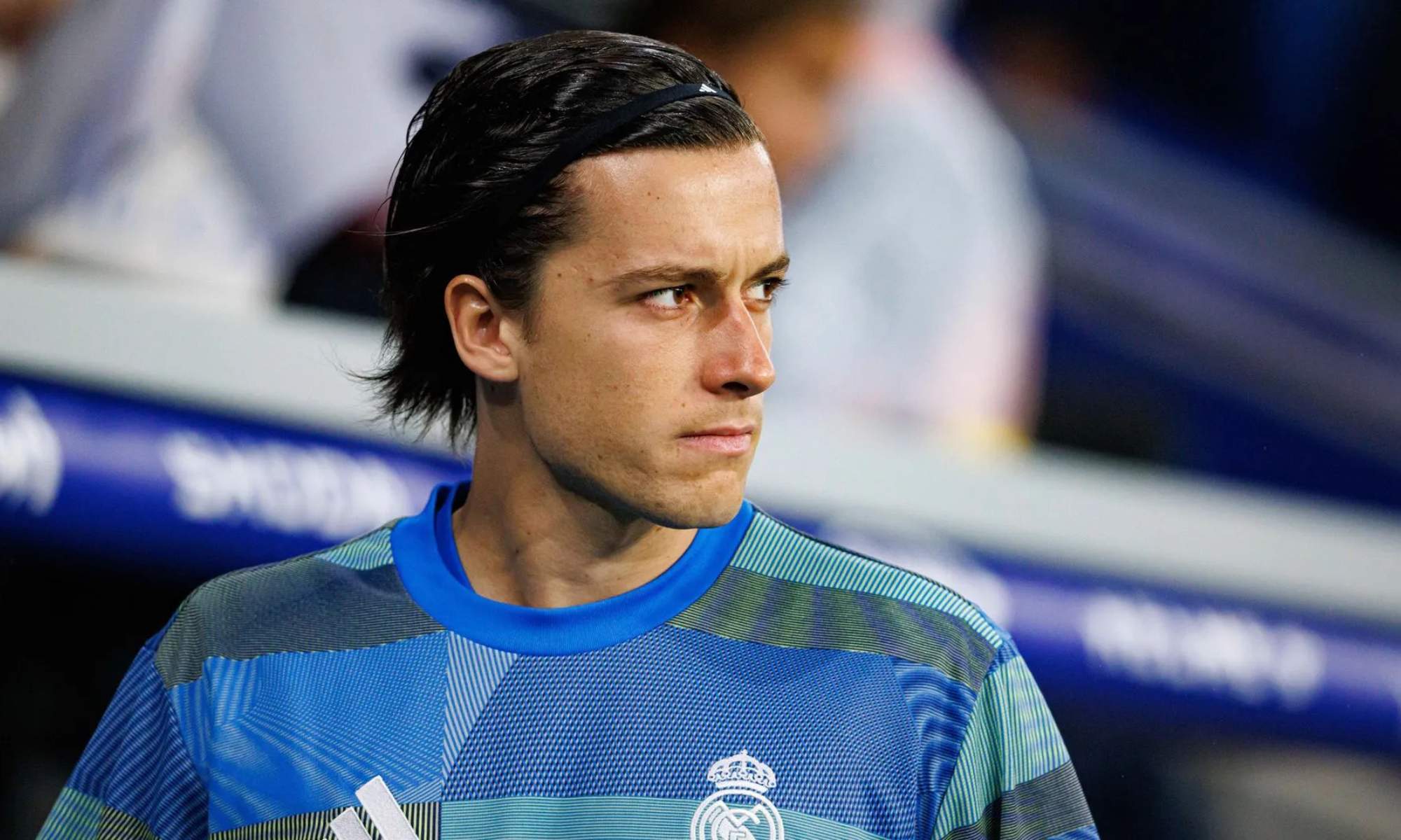 Álvaro Carreras en el banquillo del Real Madrid.