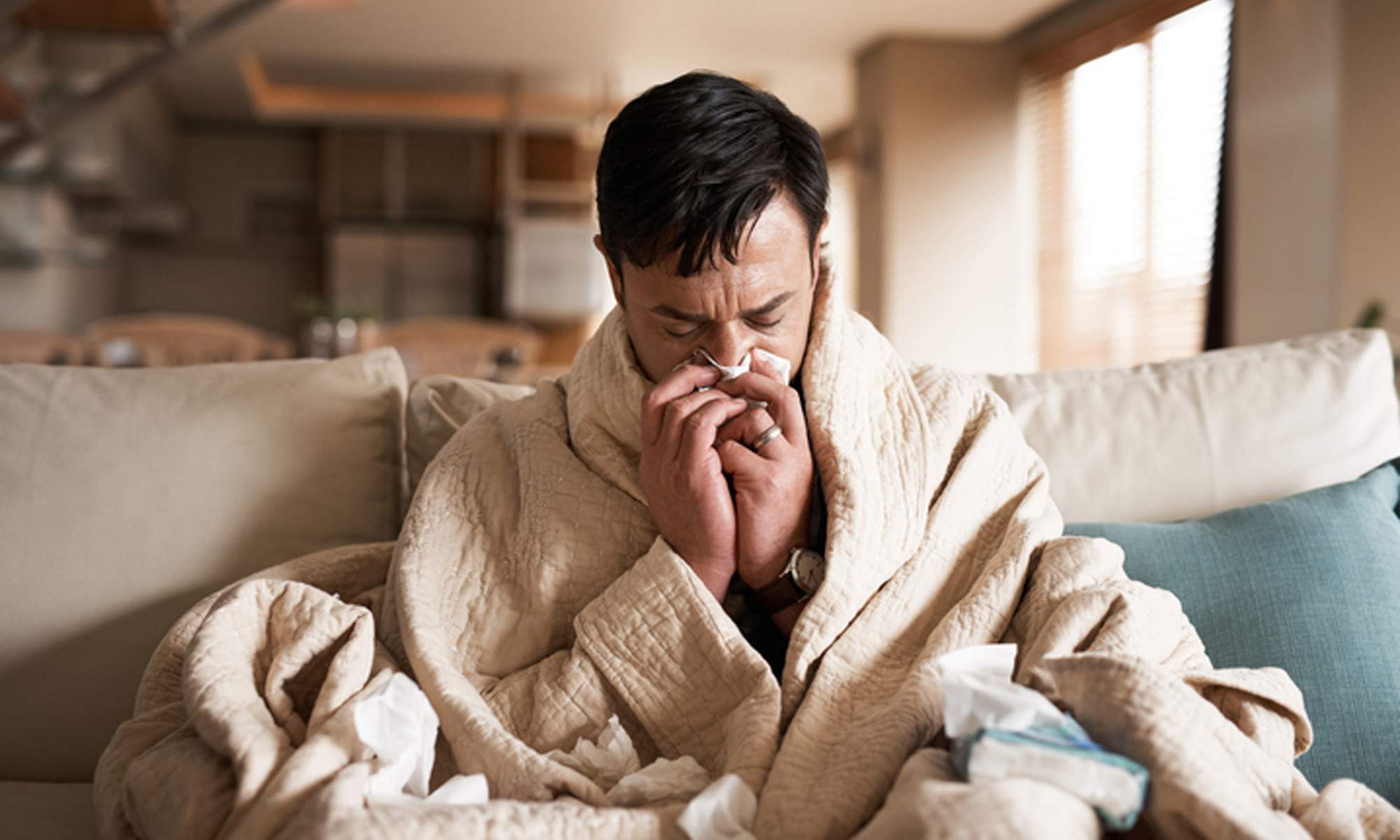 Un hombre con gripe en casa.