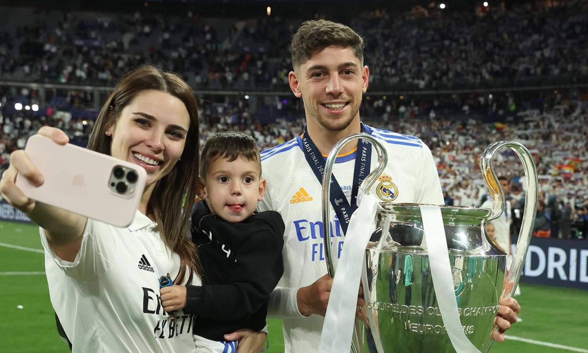 Fede Valverde, Mina Bonino y uno de sus hijos.