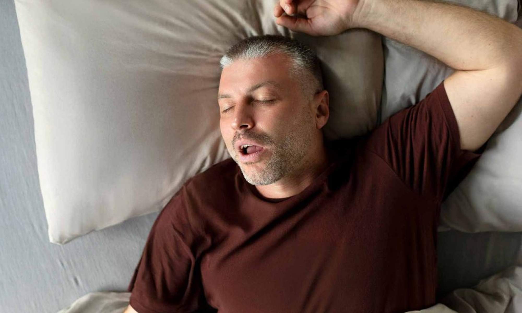 Un señor dormido con apnea del sueño.