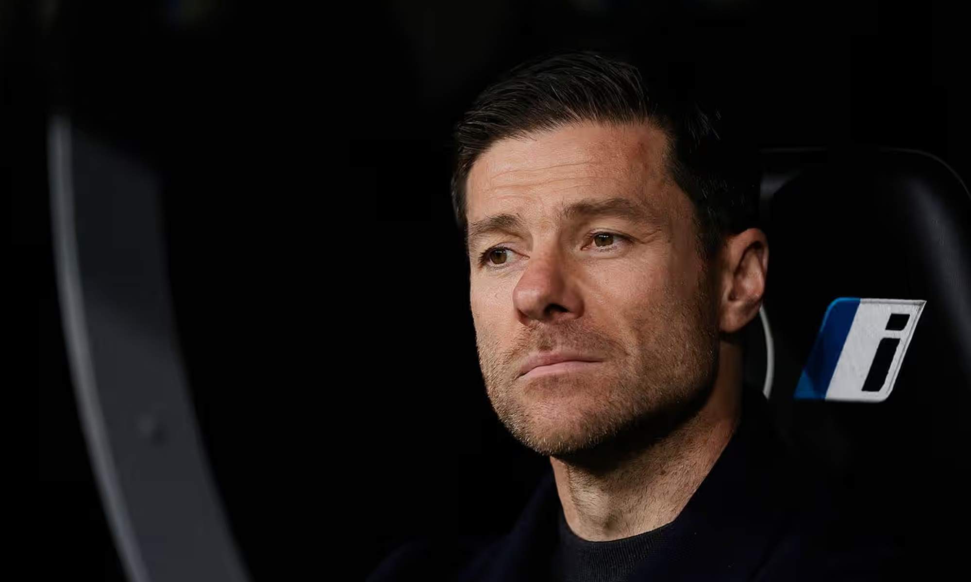 Xabi Alonso sentado en el banquillo del Real Madrid.