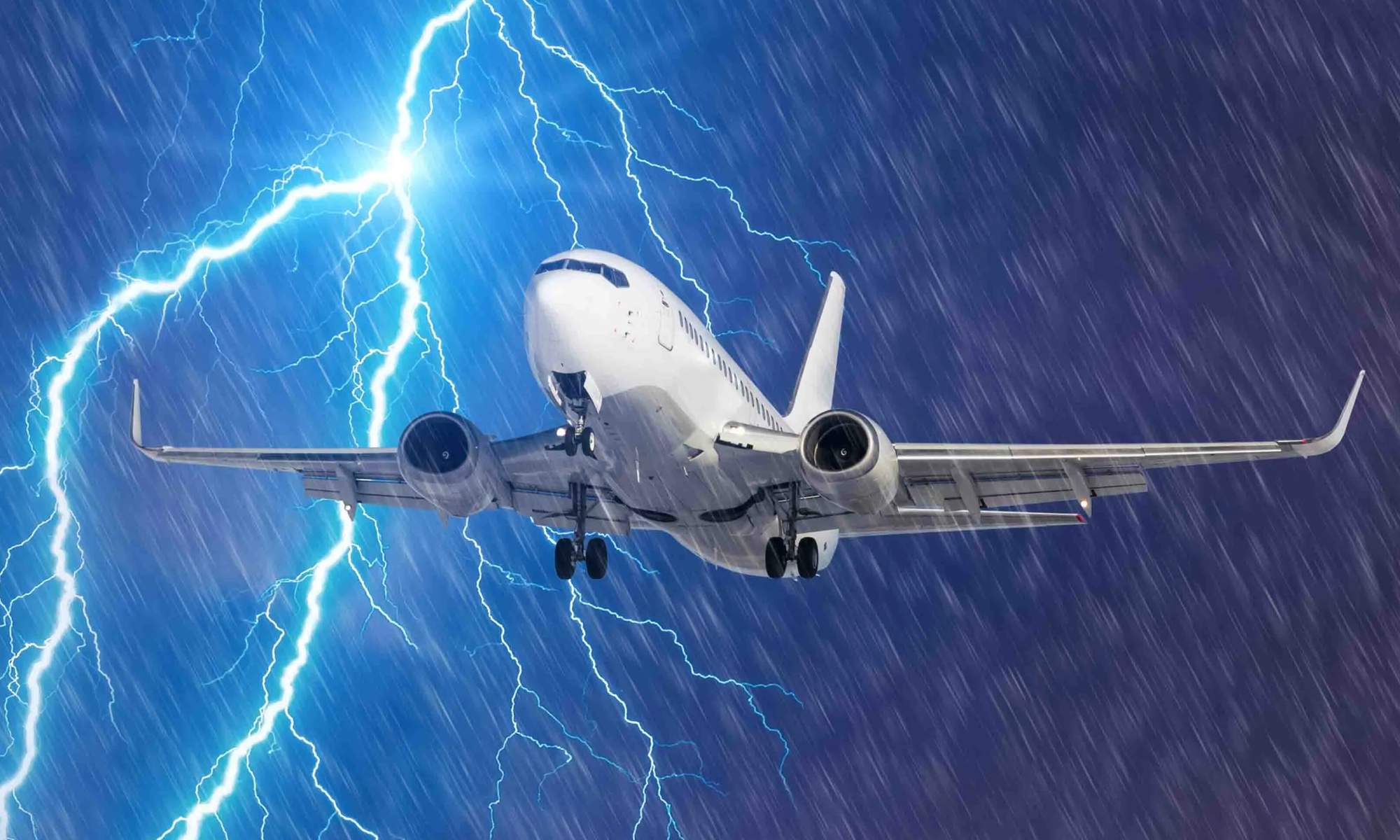Un avión en medio de una tormenta eléctrica.