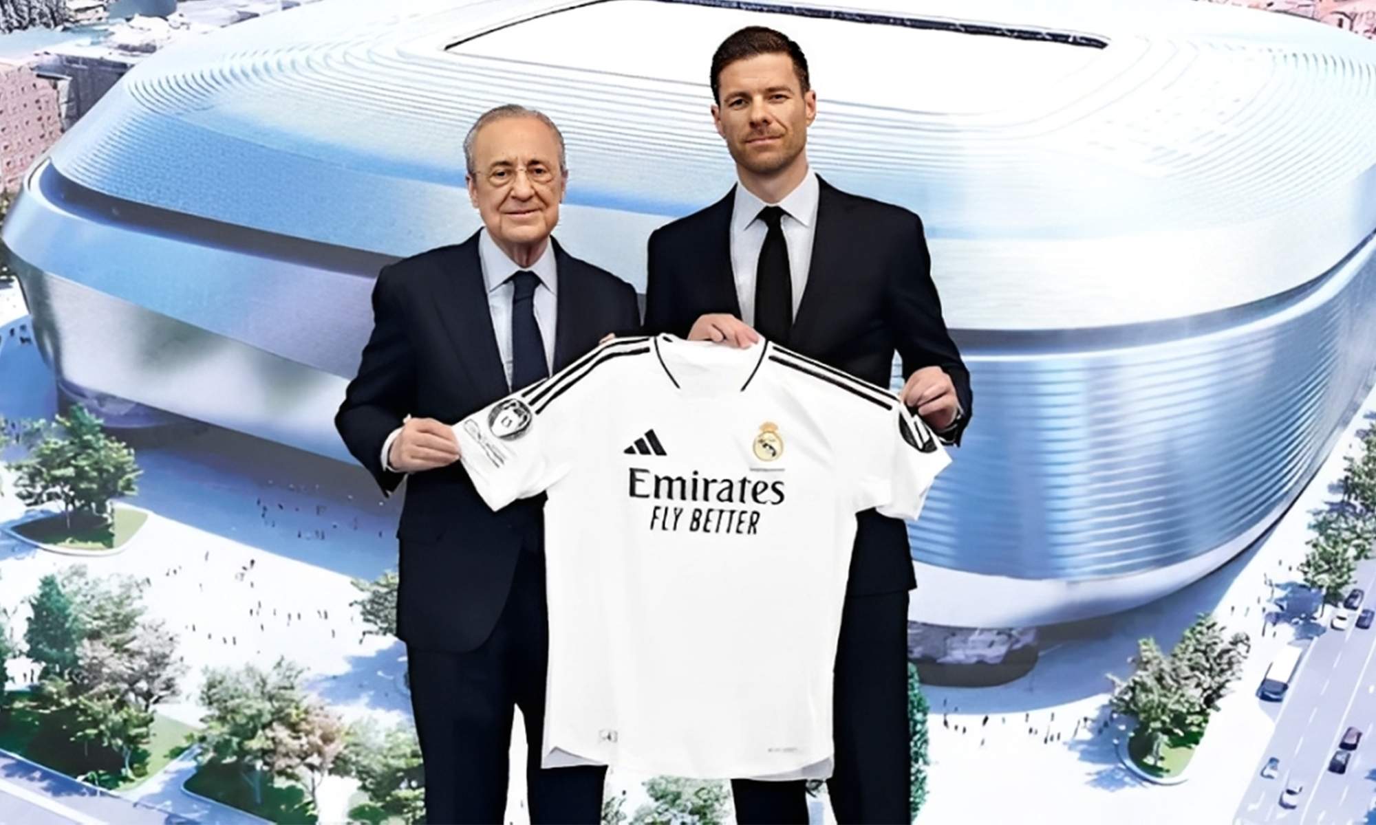 Florentino Pérez y Xabi Alonso con la camiseta del Real Madrid.