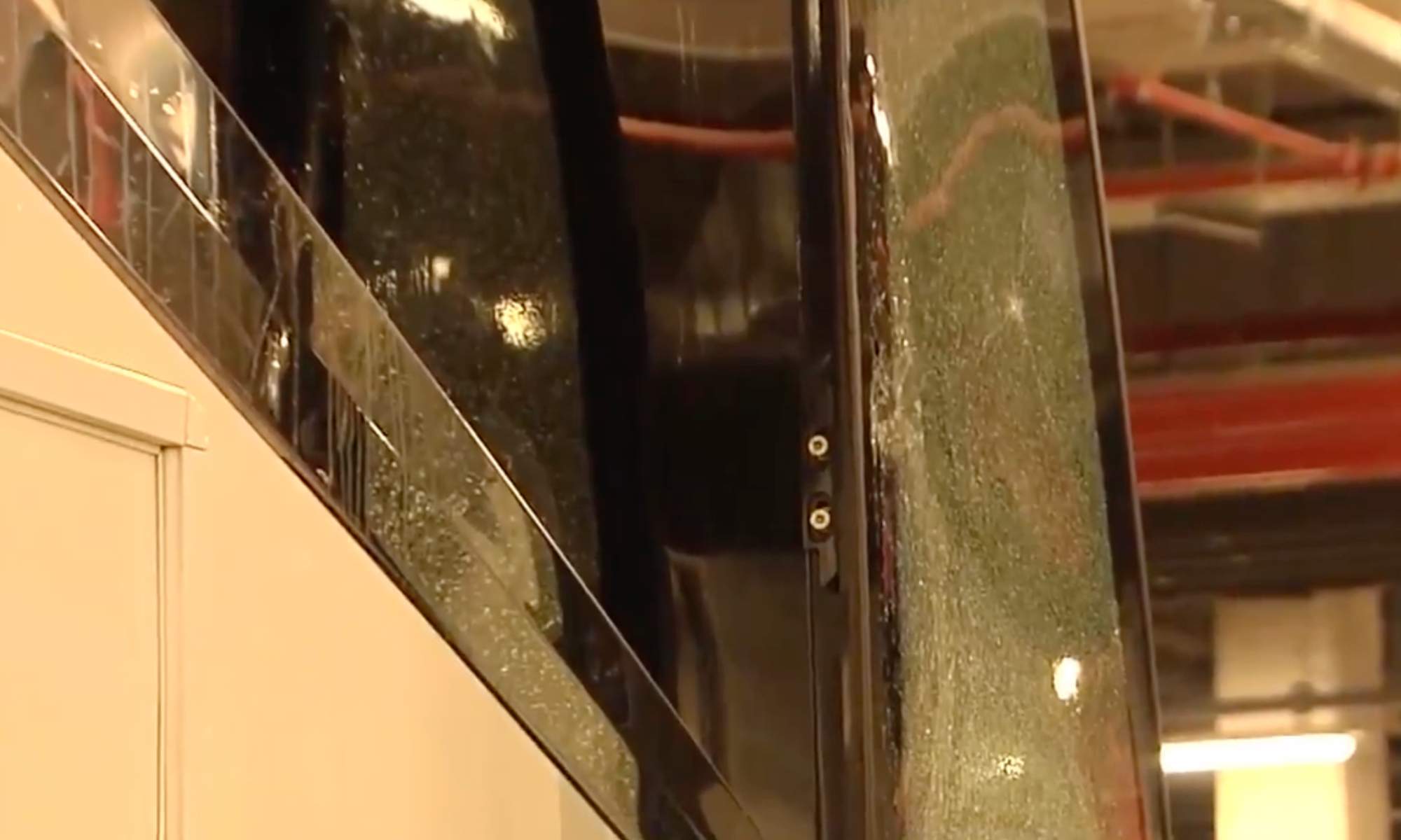 La afición del Barça ha roto una luna del autobús del Real Madrid.