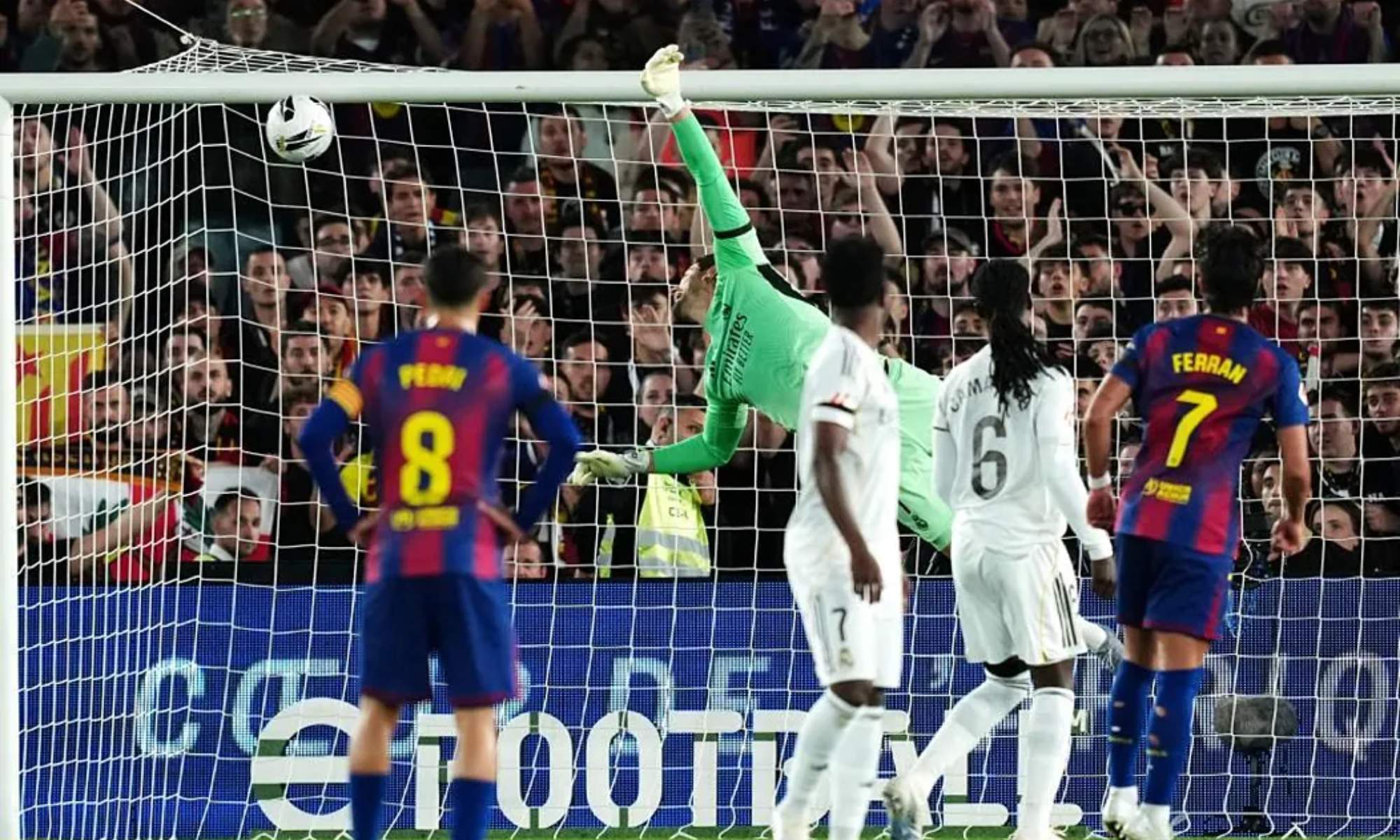 Thibaut Courtois se estira de manera baldía y no detiene el gol de falta de Marcus Rashford, el primero del partido.