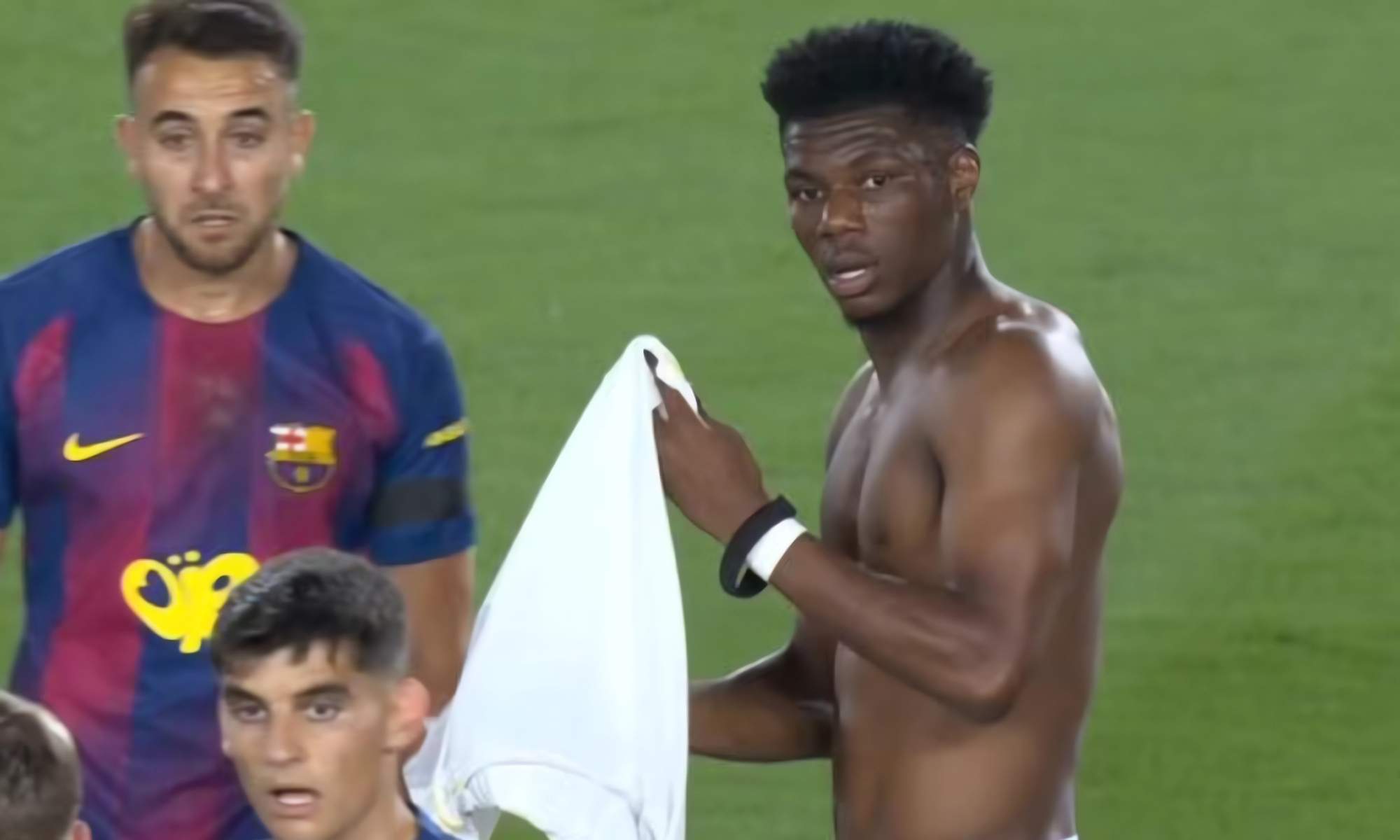 Aurelién Tchouaméni, quitándose la camiseta interior durante el partido entre el Barça y el Real Madrid.