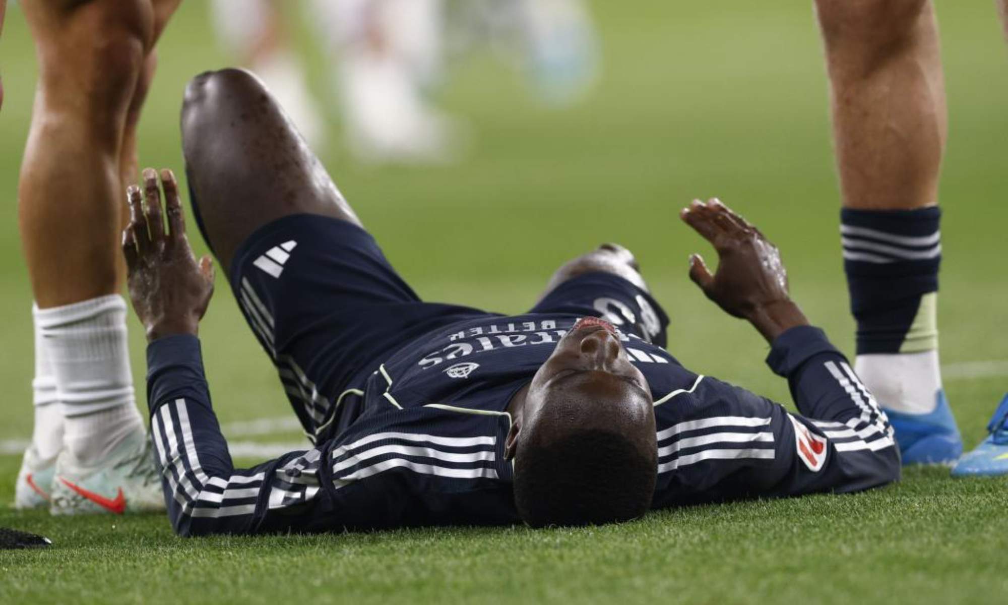 Ferland Mendy, en el suelo, doliéndose de su última lesión muscular, que le tendrá de baja entre cuatro y cinco meses.