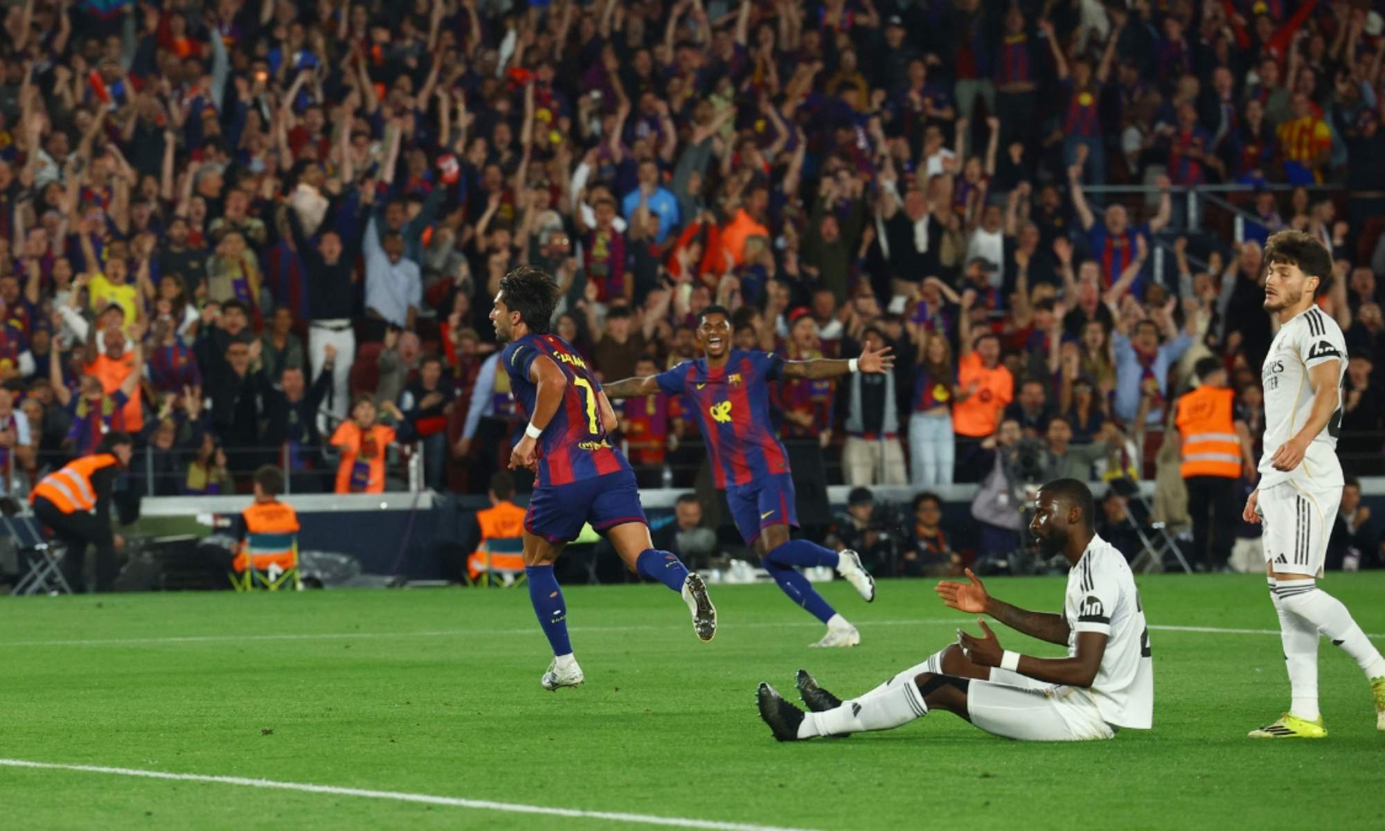 Ferran Torres, celebrando el 2-0 del Barça al Real Madrid en el Clásico del domingo pasado, con Antonio Rüdiger, en el suelo, y Fran García serios.