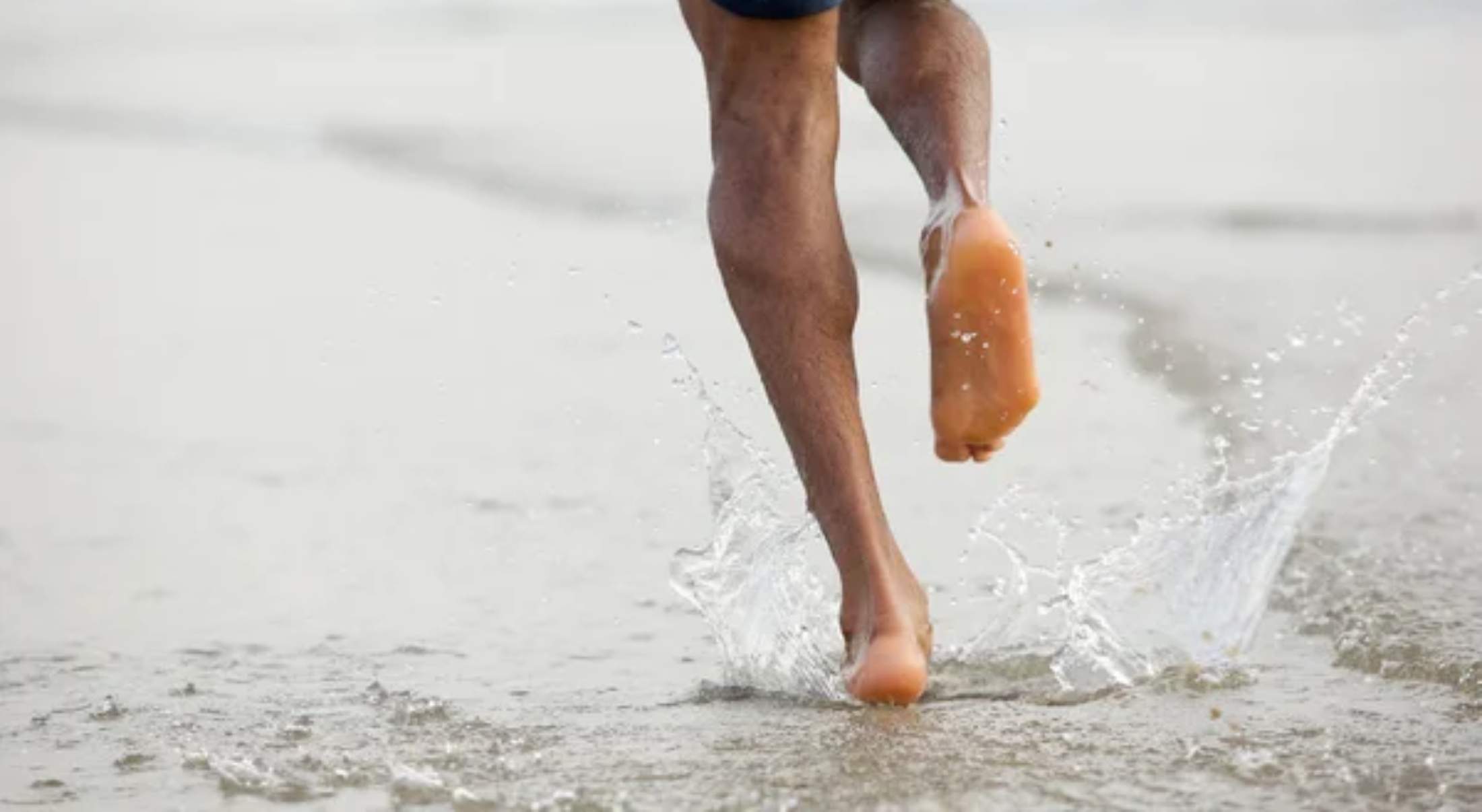 Los expertos no aconsejan correr descalzo por la playa