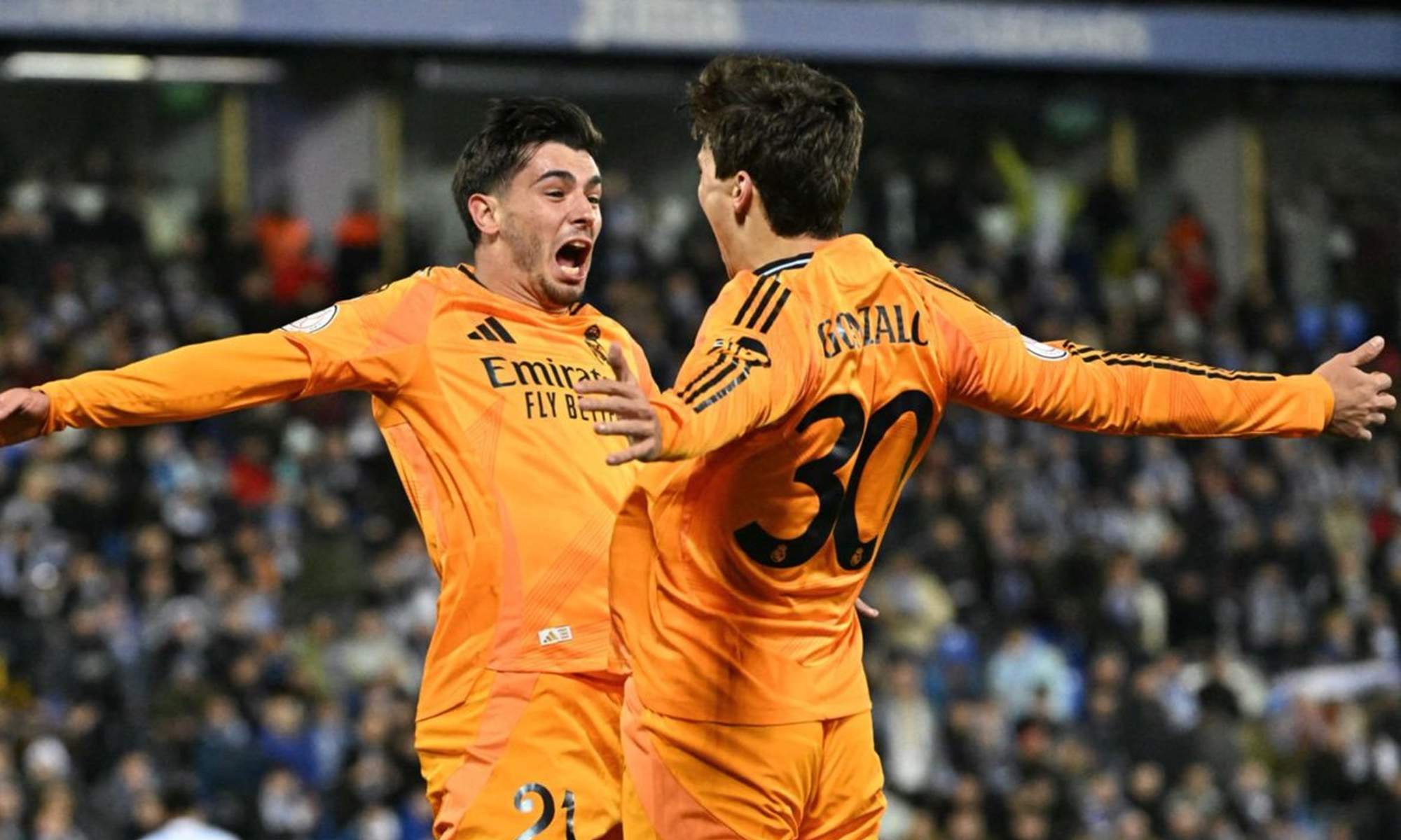 Brahim Díaz y Gonzalo García celebrando un gol con el Real Madrid. 