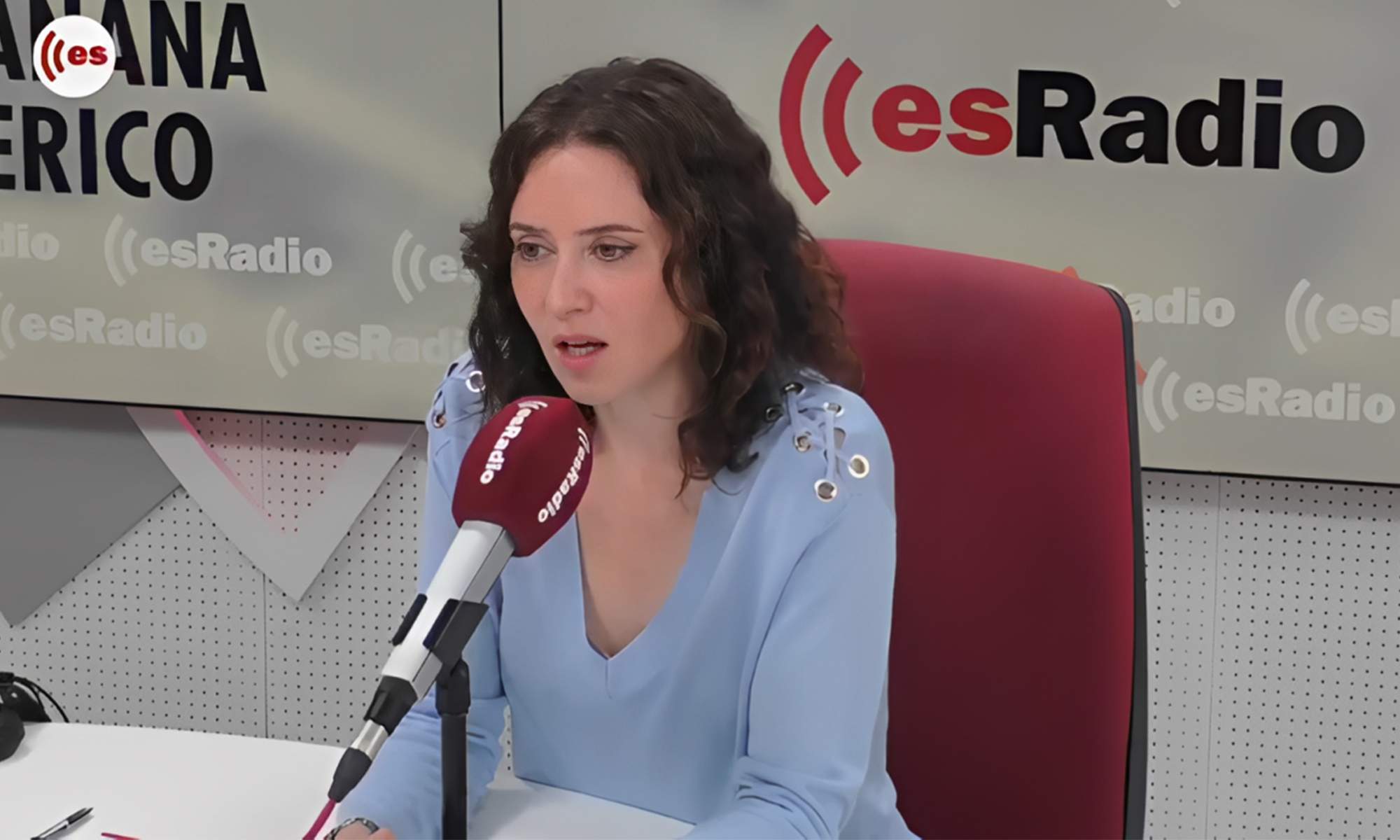 Isabel Díaz Ayuso concediendo una entrevista para esRadio.