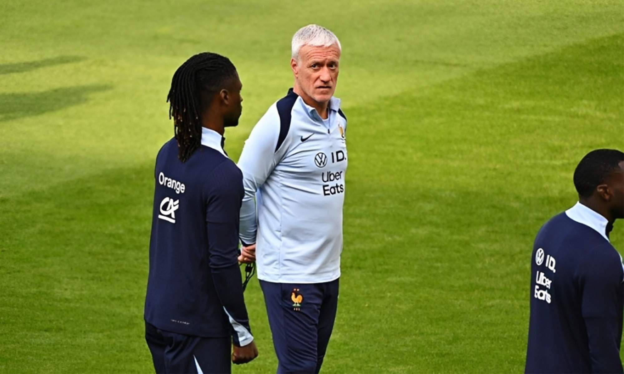 Eduardo Camavinga y Didier Deschamps en un entrenamiento de Francia. 