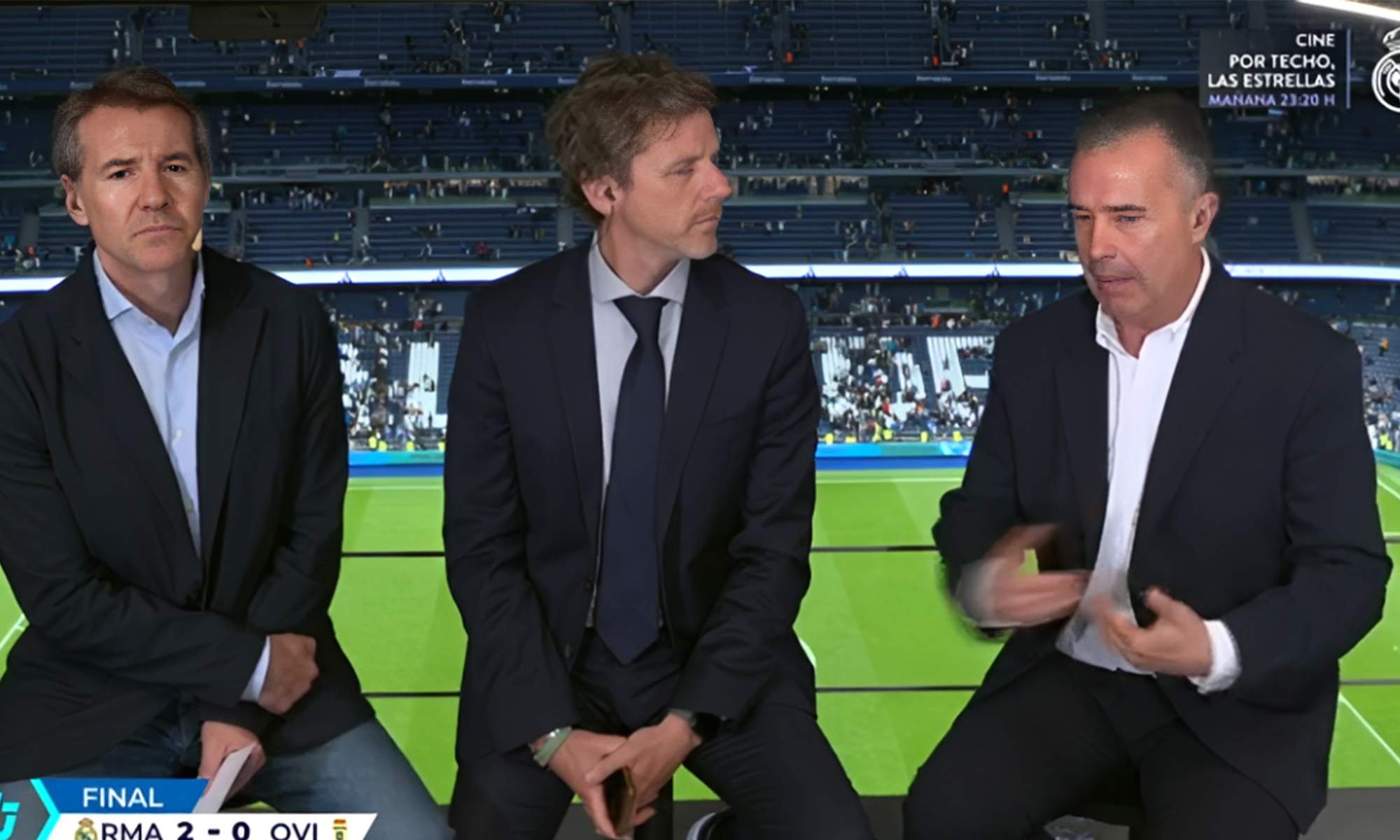 Periodistas de Real Madrid TV hablando del partido contra el Real Oviedo.