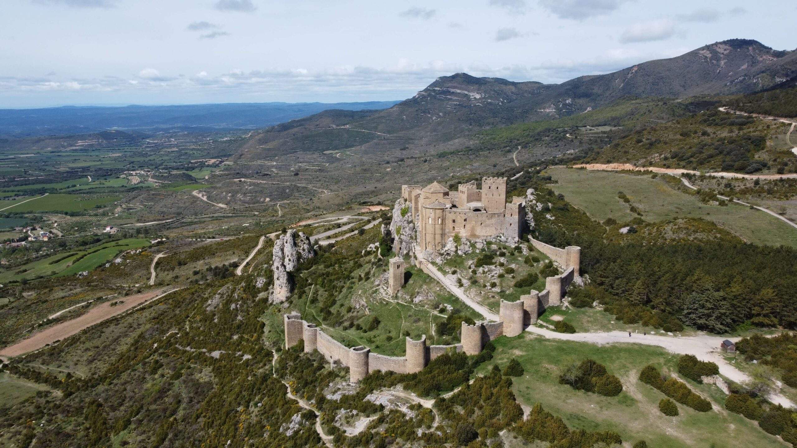 El castillo románico español mejor conservado de toda Europa: construido en el siglo XI, con doble muralla y a 1070 metros de altura