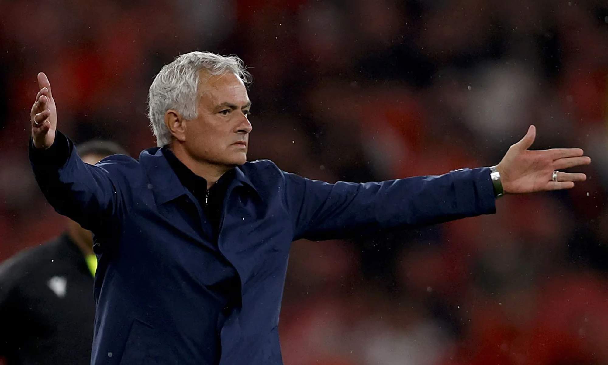 José Mourinho, dirigiendo recientemente un partido del Benfica durante esta temporada.