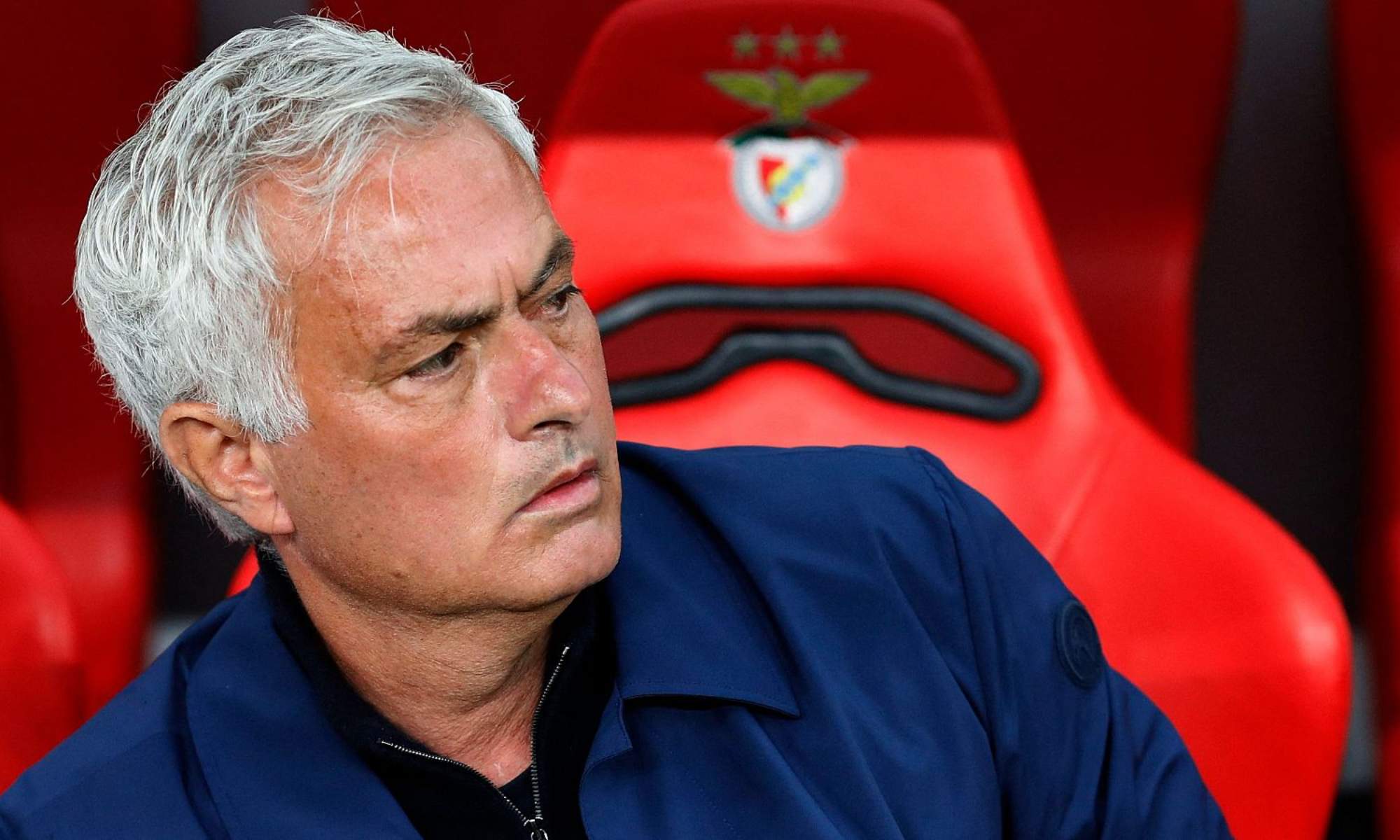José Mourinho, en el banquillo, mientras está en juego un encuentro del Benfica durante esta temporada.