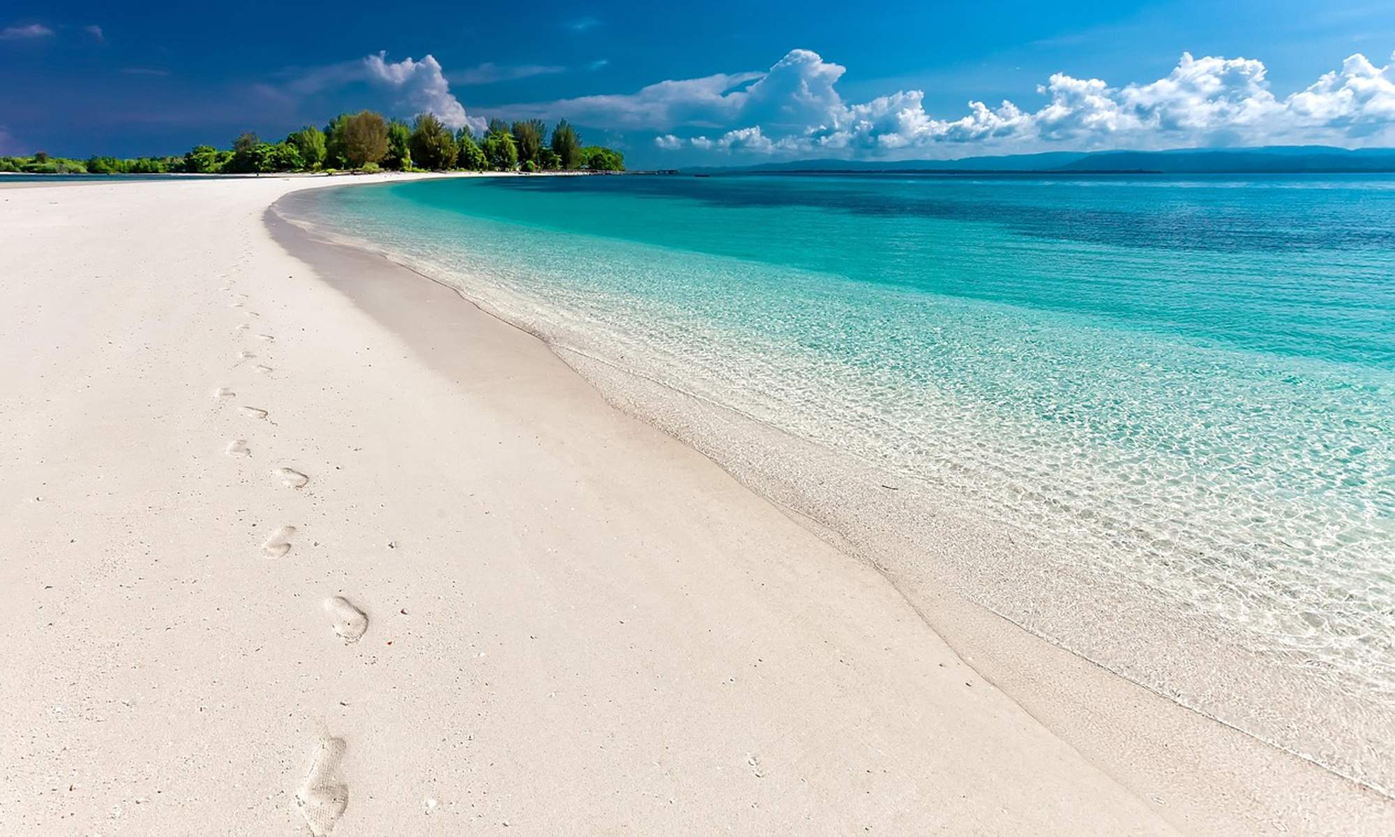 La arena blanca de una playa.