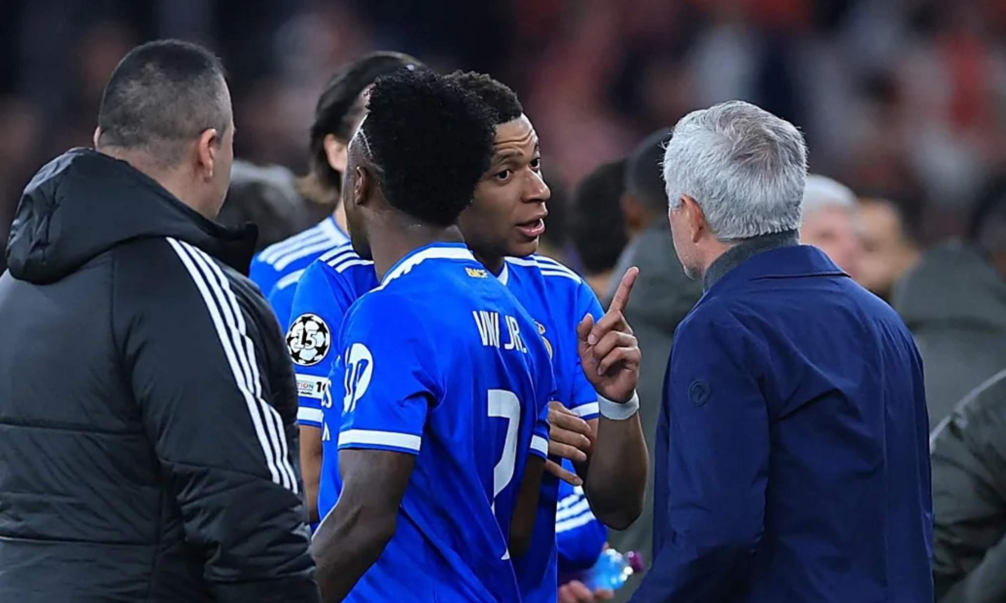 José Mourinho y Kylian Mbappé, hablando durante el partido de Champions League entre el Benfica y el Real Madrid correspondiente a la ida de los 'play-offs'.