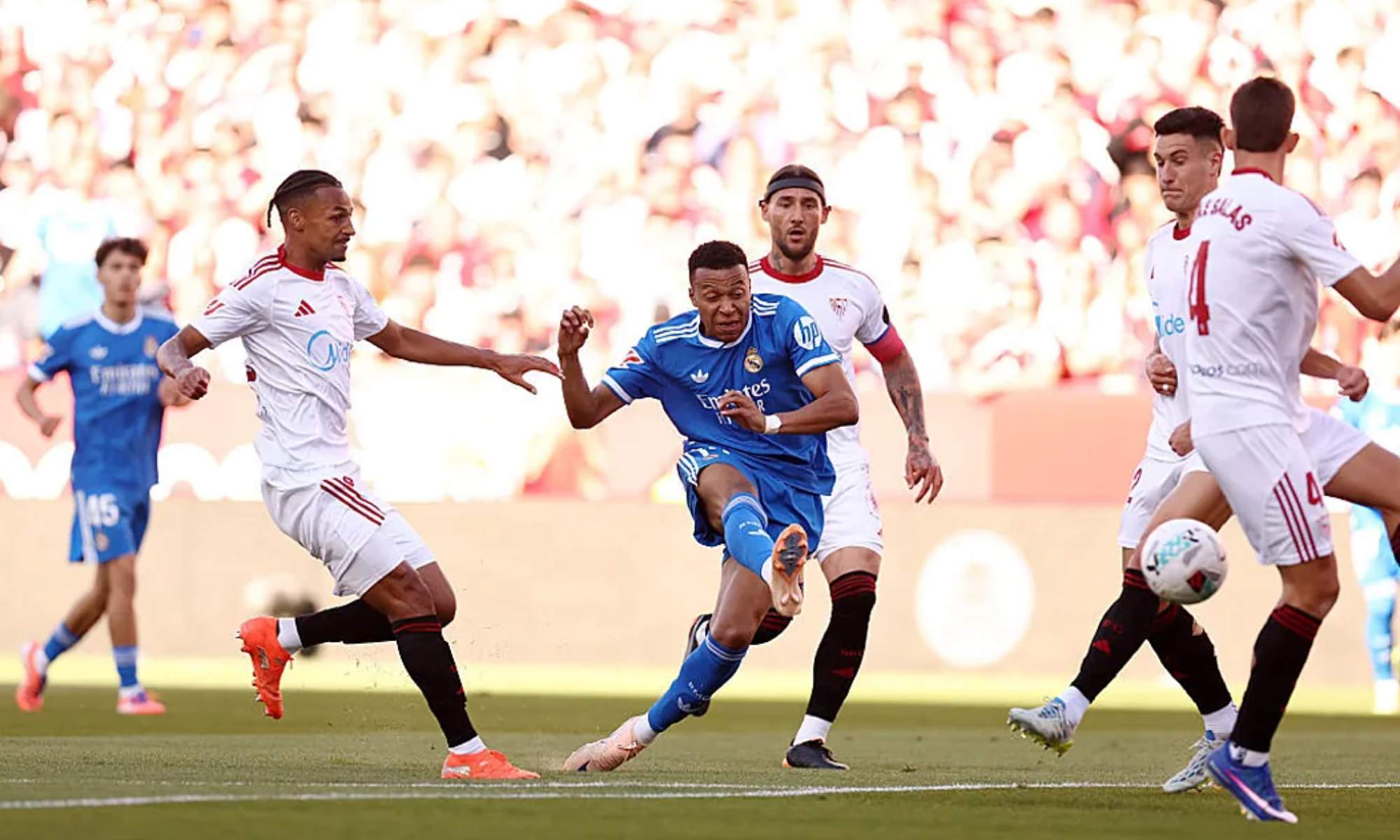 Kylian Mbappé prueba el disparo lejano, durante el partido de esta tarde entre el Sevilla y el Real Madrid.