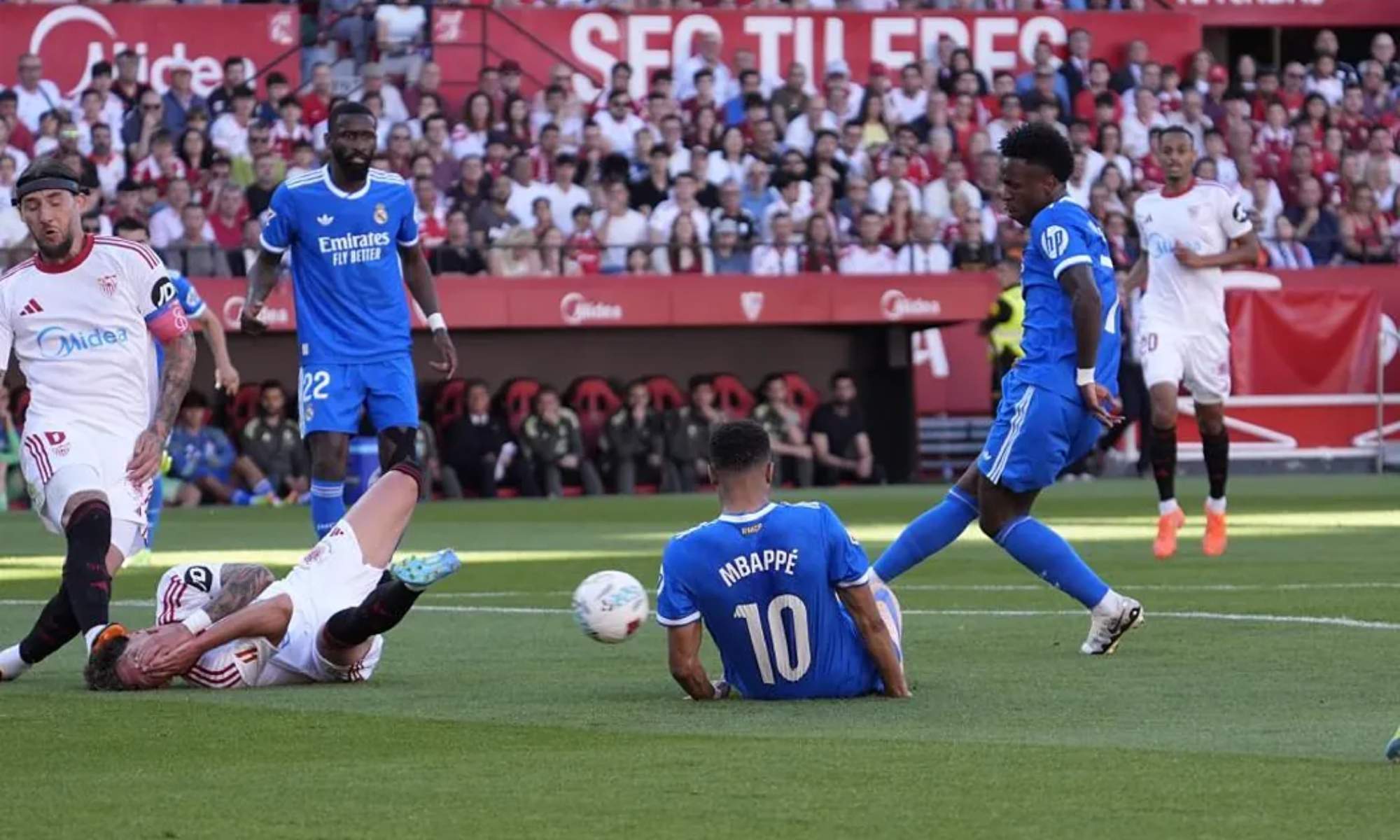 Vinicius Junior, chutando a portería para marcar el primer gol del Real Madrid en Sevilla