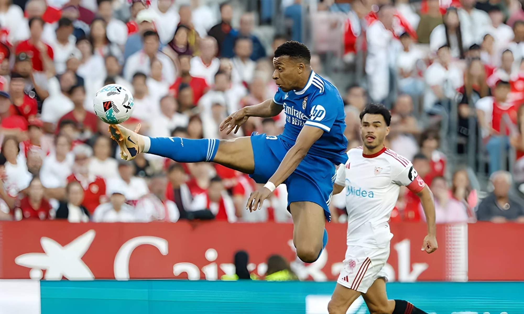 Kylian Mbappé, controlando un balón en el partido de esta tarde contra el Sevilla.