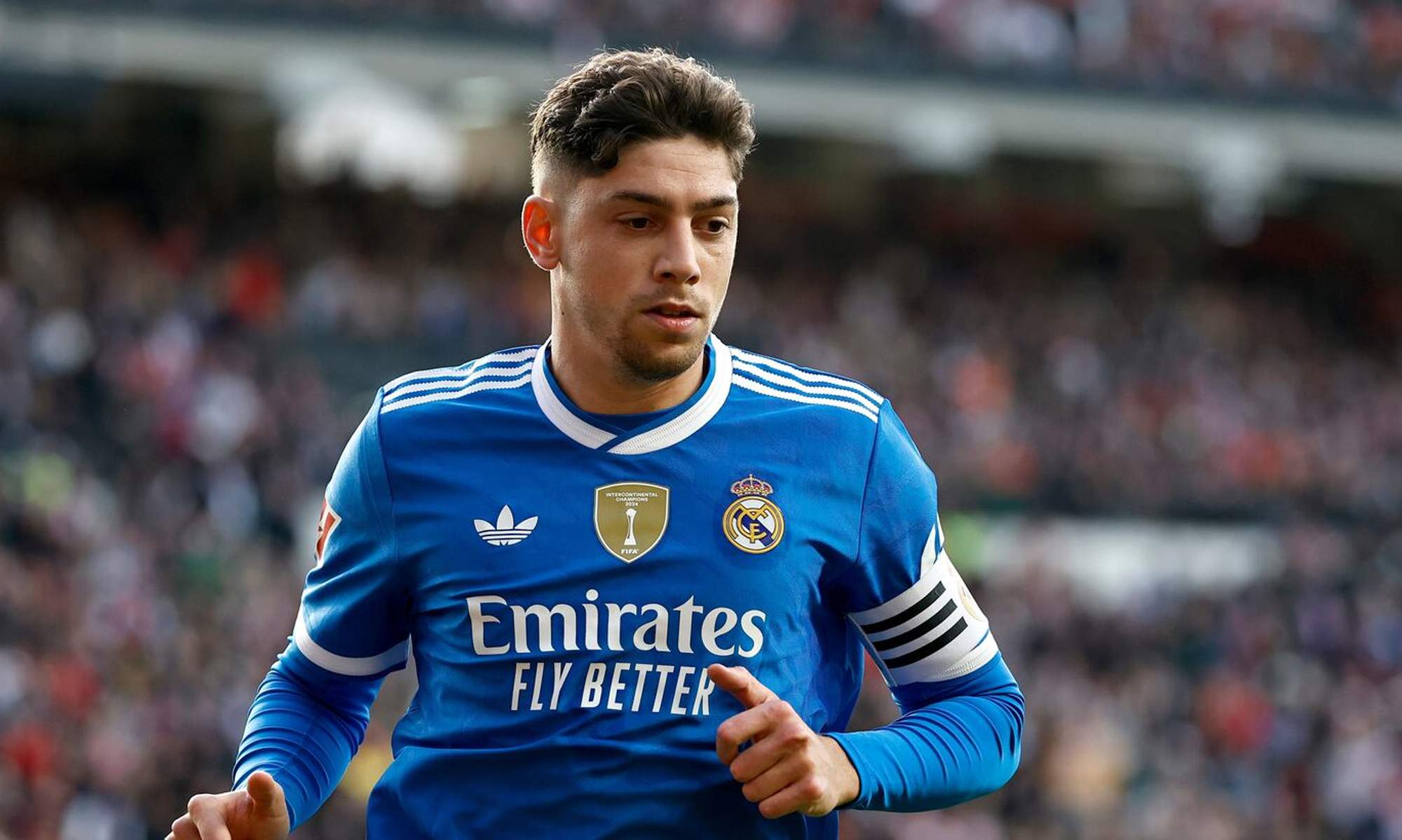 Fede Valverde llevando el brazalete de capitán en un partido del Real Madrid.