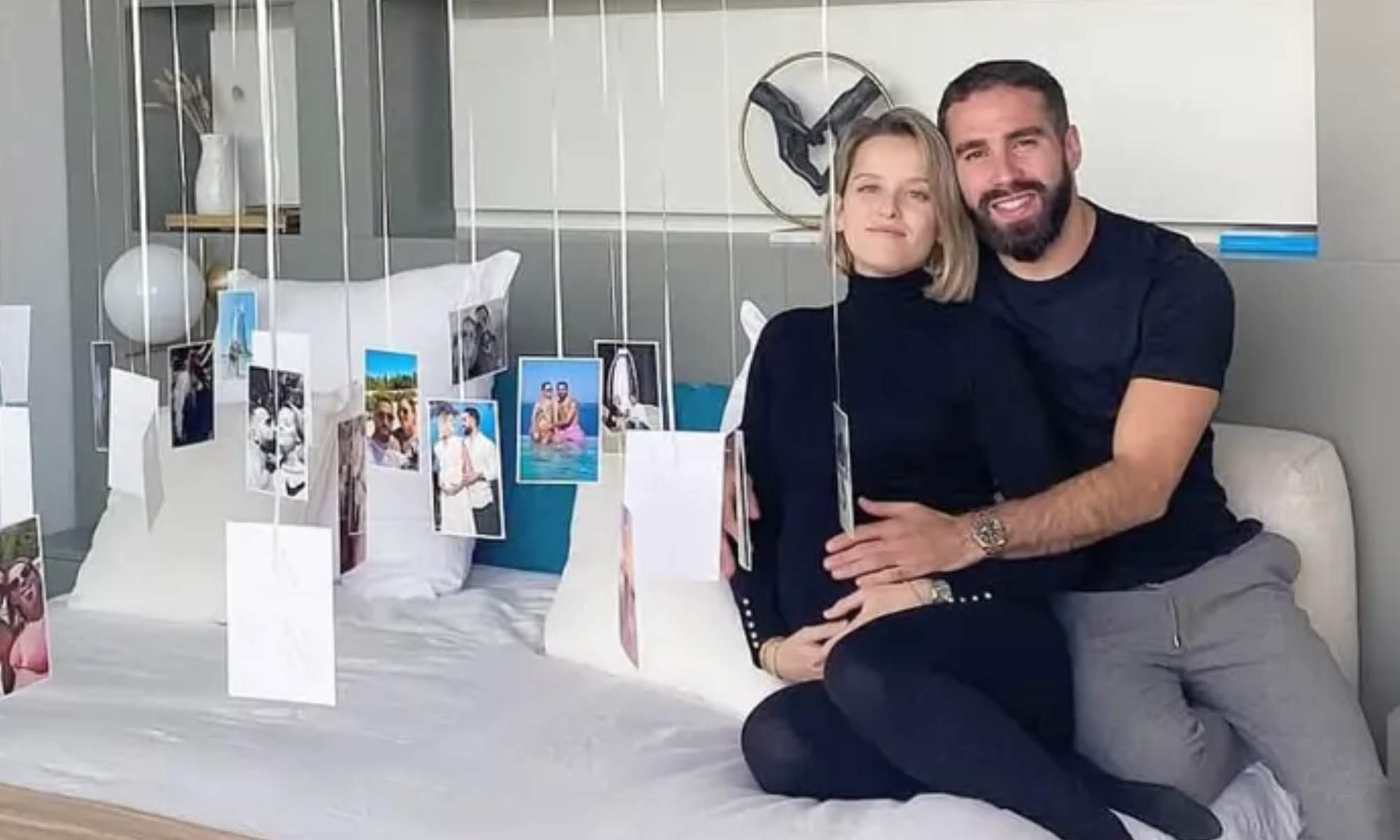Dani Carvajal, junto a su mujer, Daphne Cañizares, en el dormitorio principal de la casa que ambos tienen en Boadilla del Monte.
