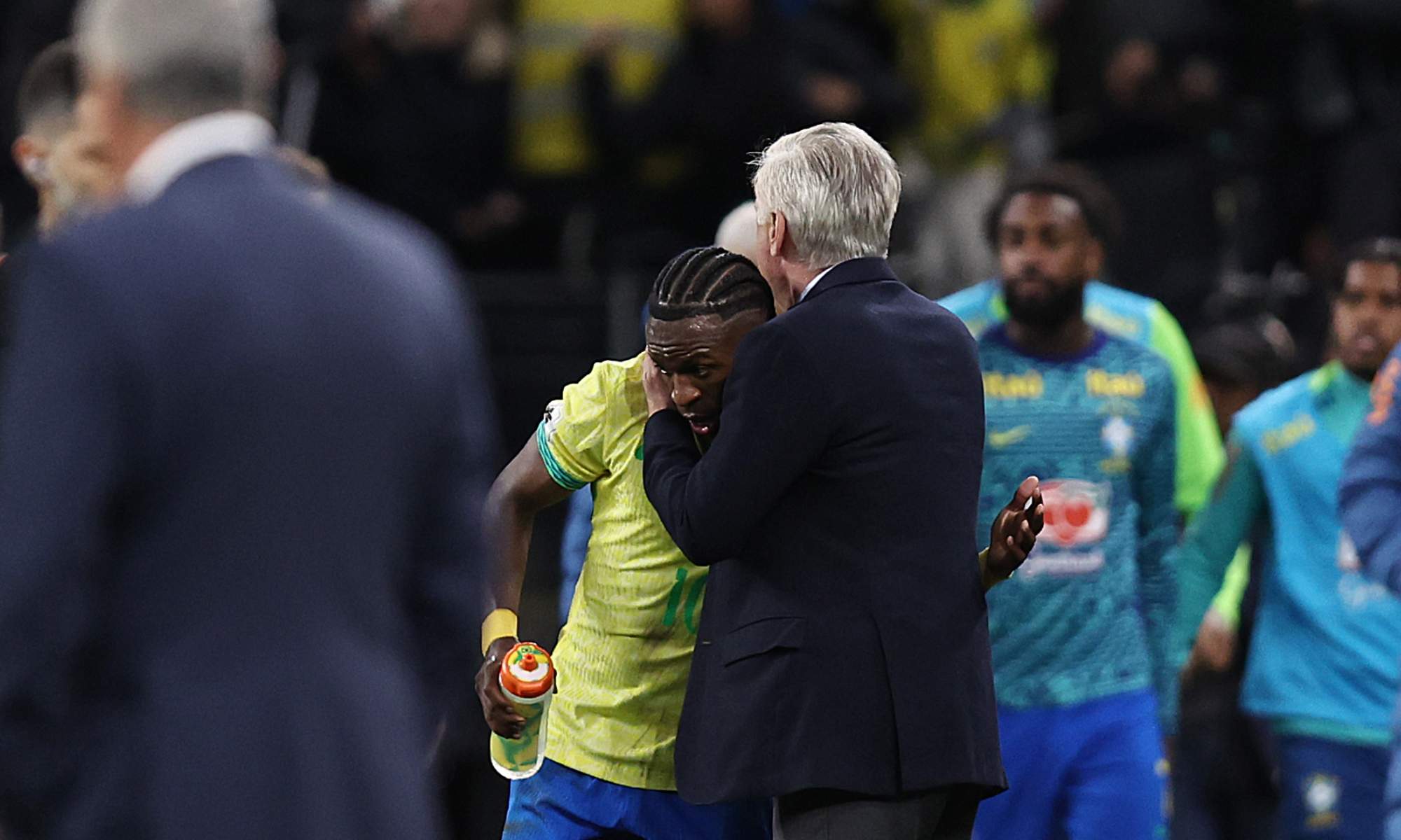 Carlo Ancelotti, abrazando a Vinicius Junior, durante un partido reciente de la Selección brasileña.