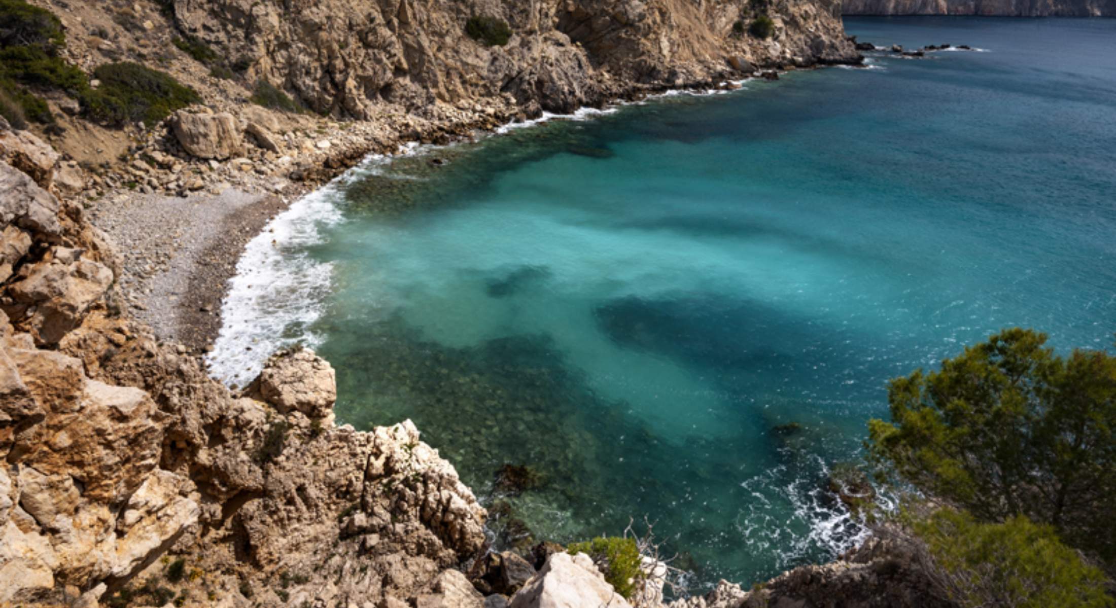 El pueblo español escondido del Mediterráneo con calas de aguas turquesas entre cuevas y 2 kilómetros de costa que parece El Caribe
