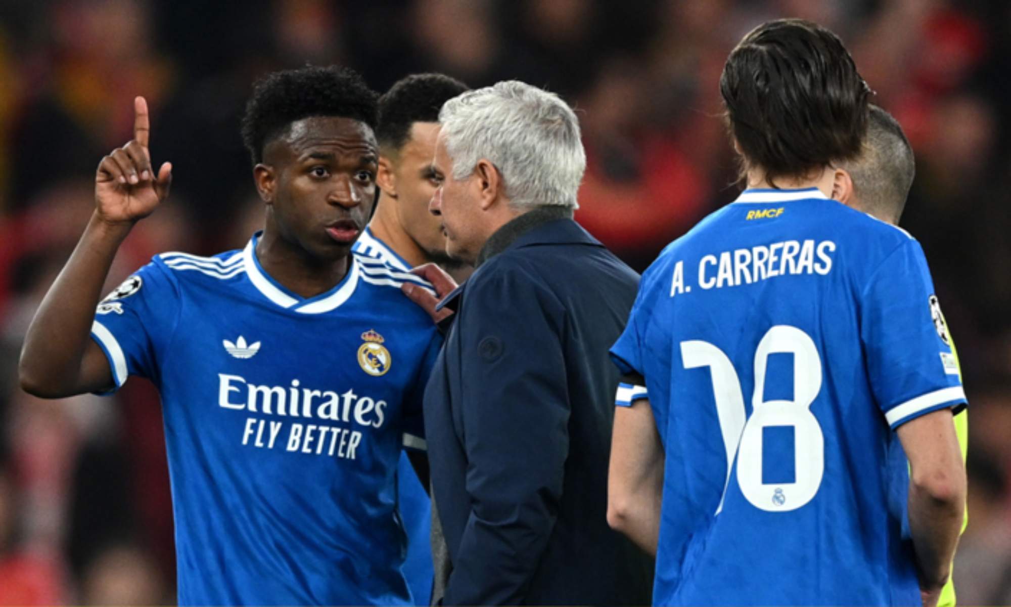 José Mourinho, hablando con Vinicius Junior durante un partido entre el Benfica y el Real Madrid en la presente edición de Champions.