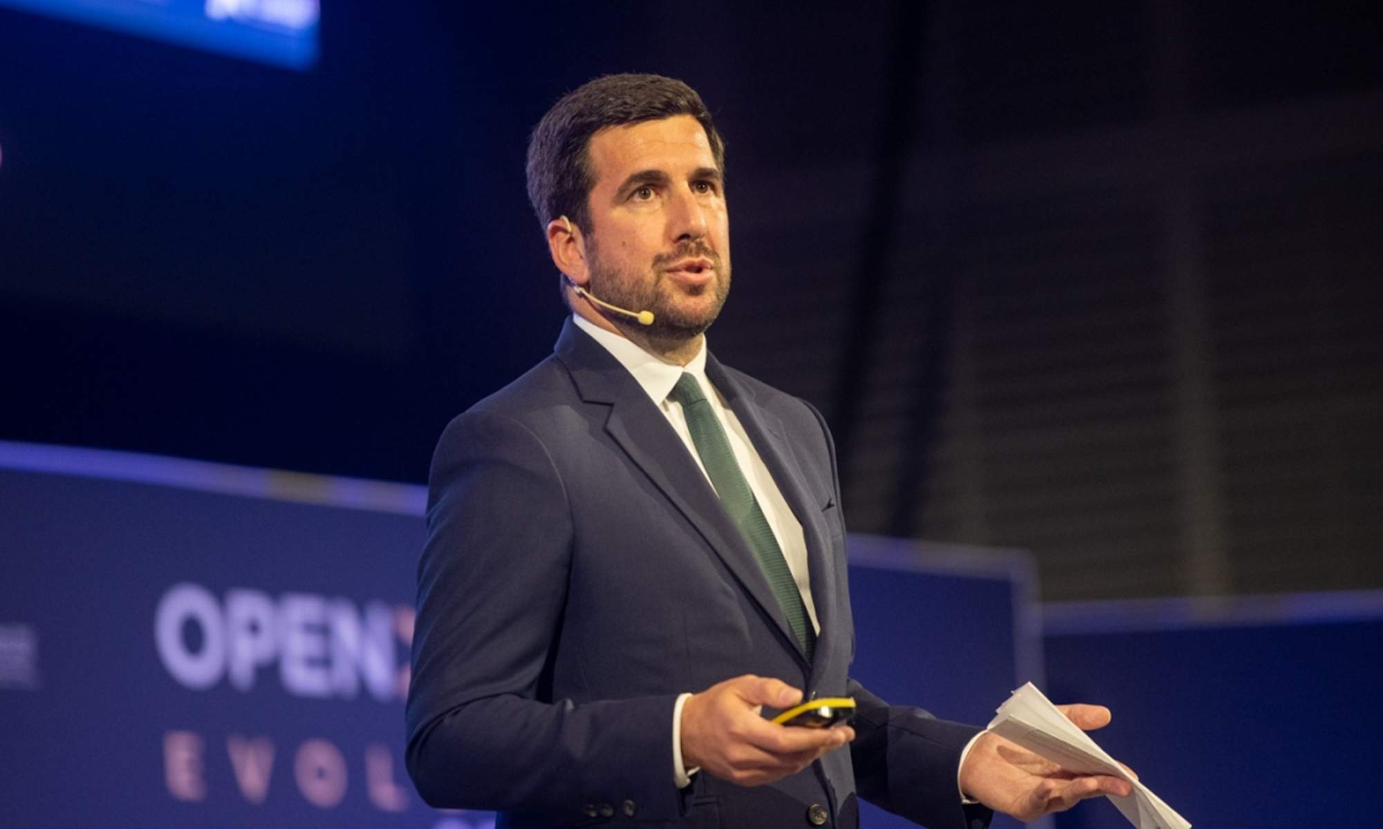 Enrique Riquelme hablando en un acto de su empresa.