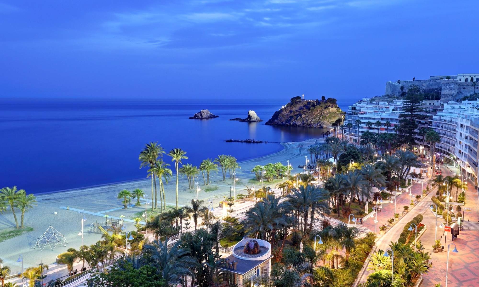 El paseo marítimo perfecto para recorrer a pie: con vistas infinitas al Mediterráneo y 6 kilómetros de playas de aguas cristalinas