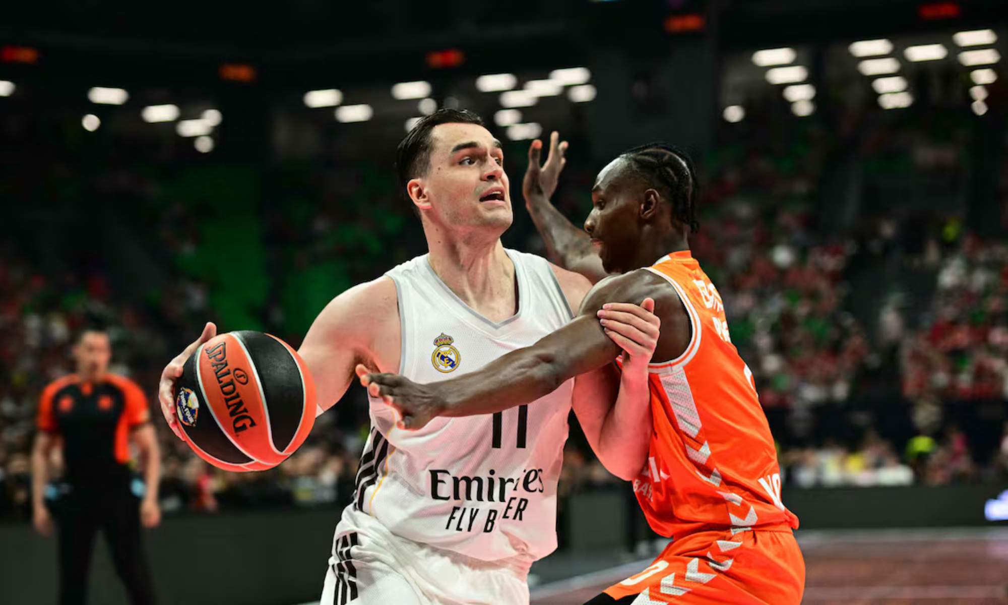 Mario Hezonja, conduciendo la pelota en una acción ofensiva durante el partido de esta noche entre Real Madrid y Valencia Basket.