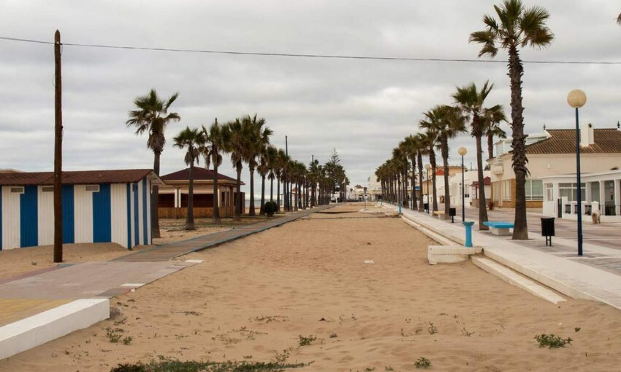 La Antilla cuenta con un gran paseo marítimo donde la restauración no puede faltar.