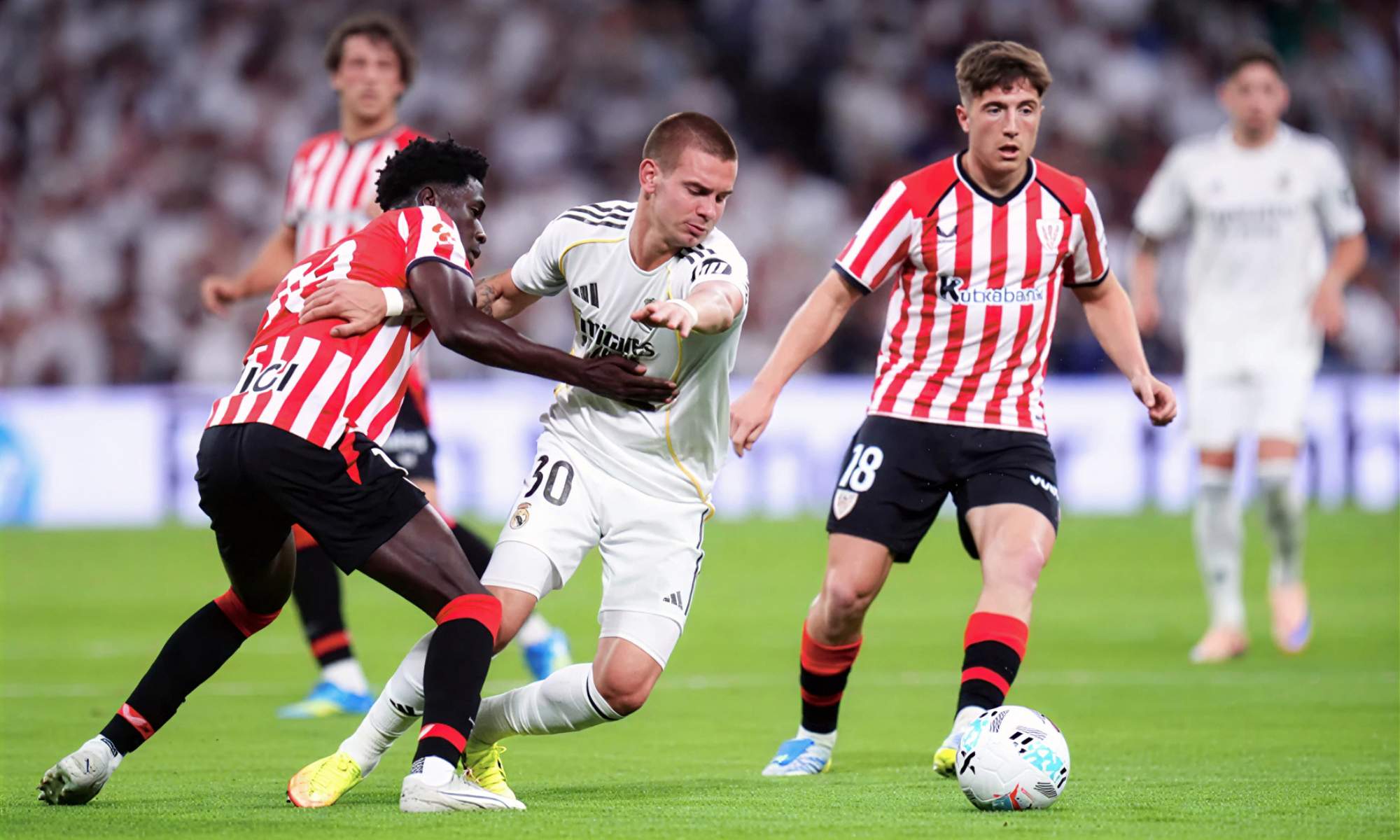 Adama Boiro corta el avance de Franco Mastantuono, durante una acción del partido entre Real Madrid y Athletic Club.