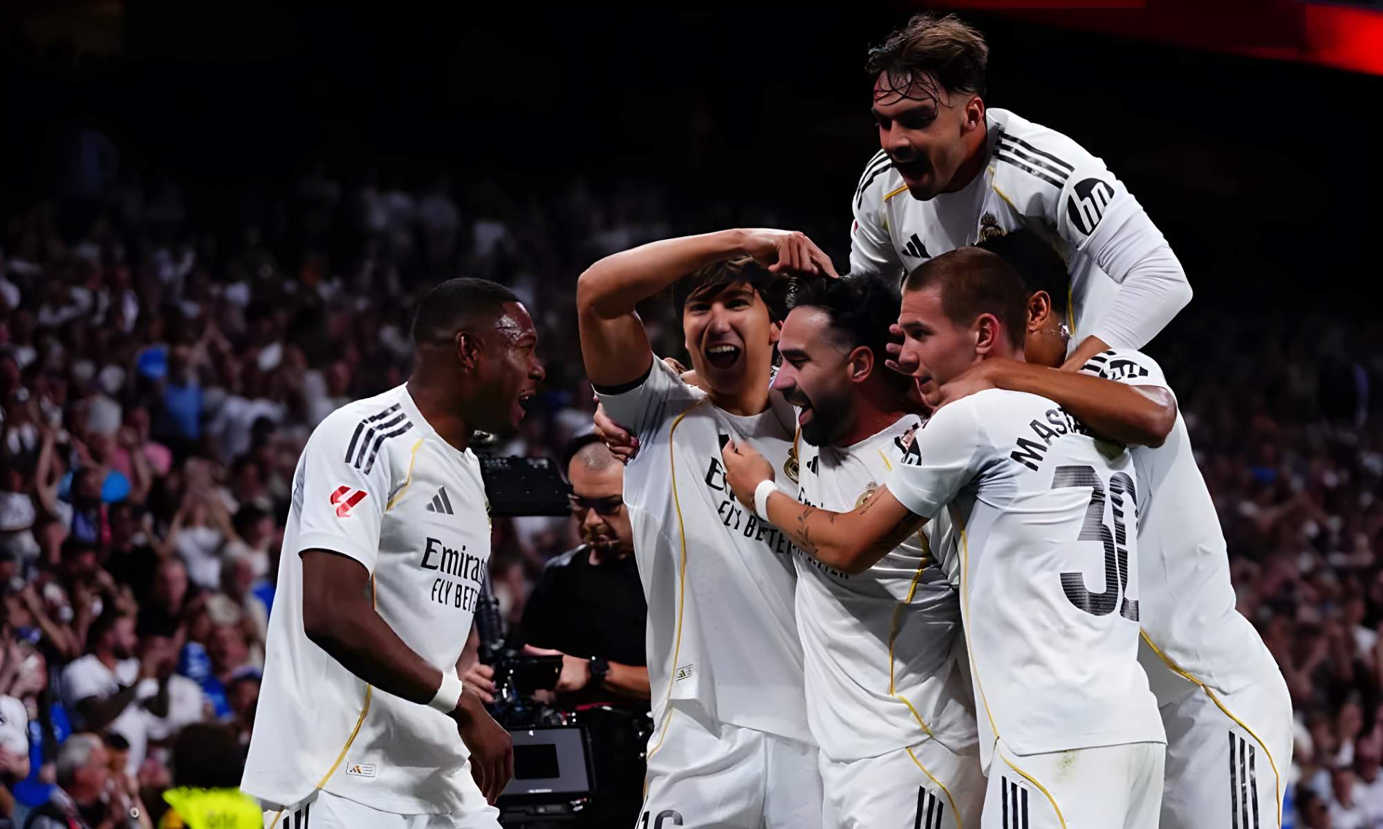 Gonzalo, celebrando el primer gol del partido ante el Athletic Club, señala a Carvajal, que le dio la asistencia