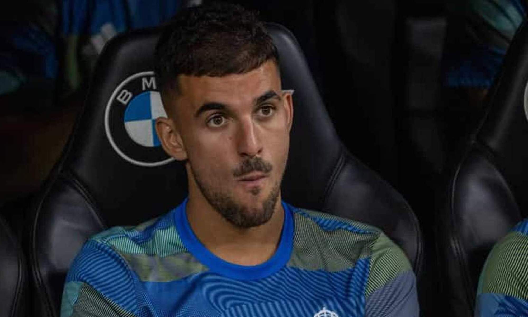 Dani Ceballos sentado en el banquillo del Real Madrid.
