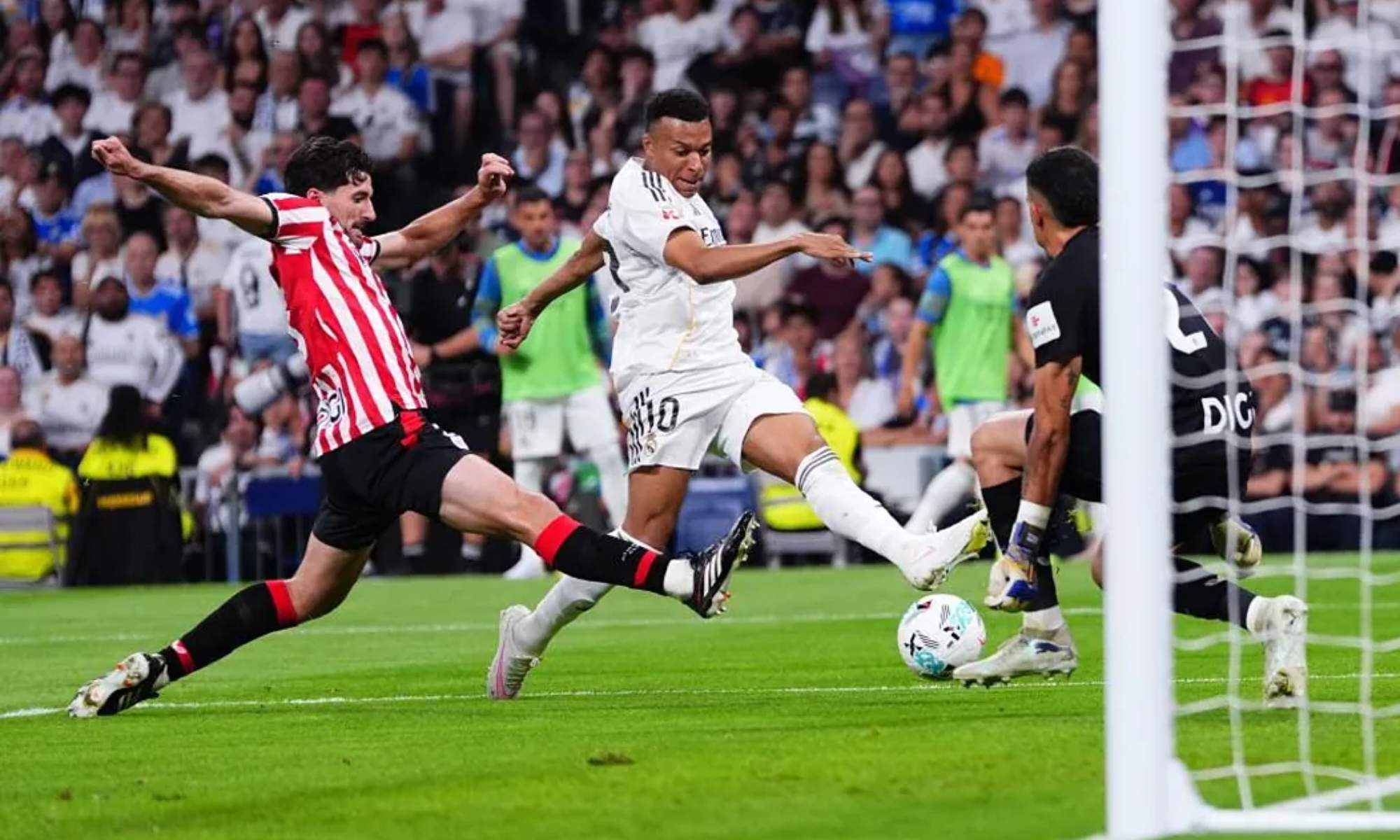 Kylian Mbappé intenta rematar a puerta, en el partido entre Real Madrid y Athletic Club.