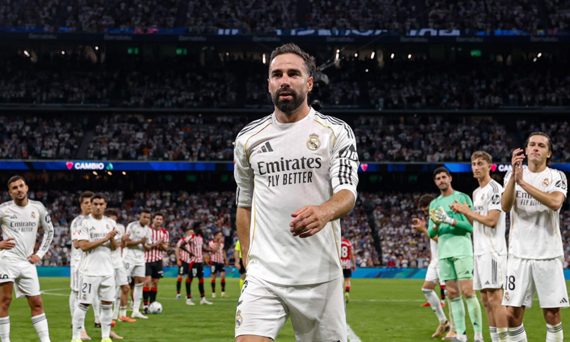 Dani Carvajal y varios jugadores del Real Madrid en su despedida. 