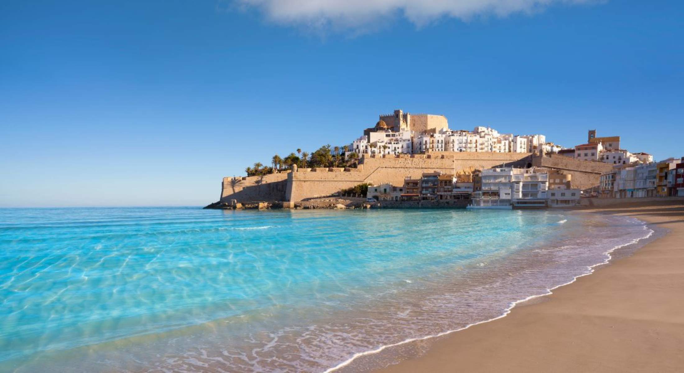 El pueblo español perfecto para comer arroz frente al mar: castillo medieval, playas urbanas y calles históricas junto al Mediterráneo