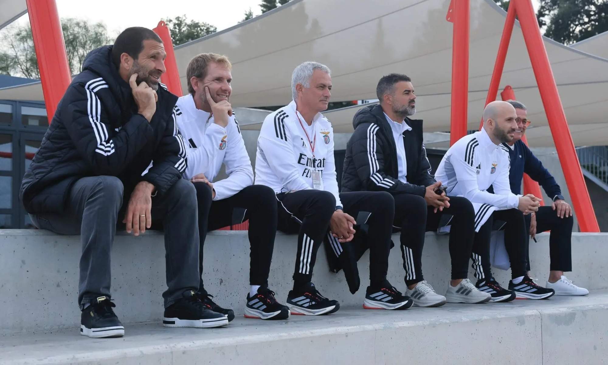 António Dias, a la derecha de Mourinho, volvió a trabajar con el luso en 2025, 20 años después