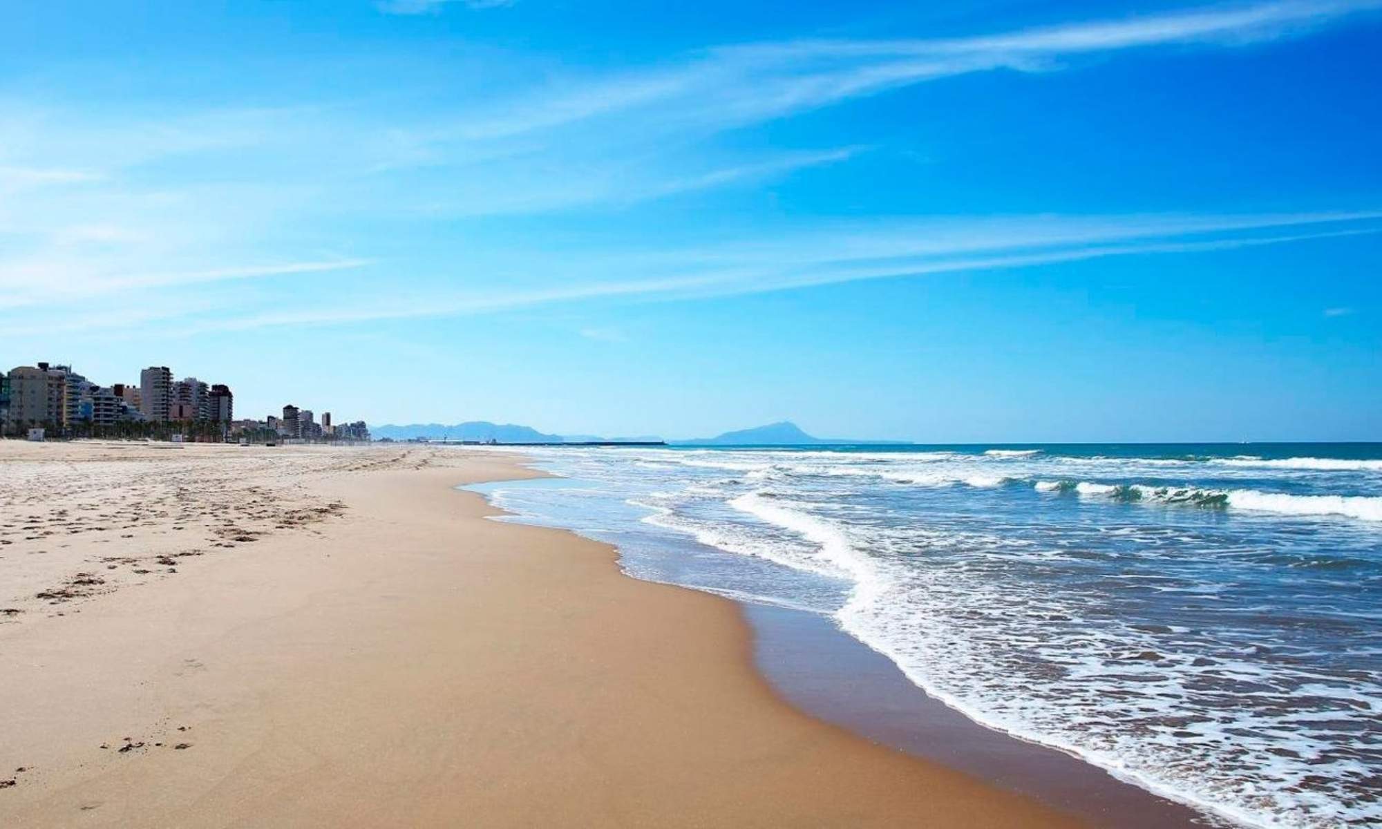 El pueblo ideal para comer la mejor fideuá de España: 7 kilómetros de costa, playas de arena fina y un Palacio Ducal